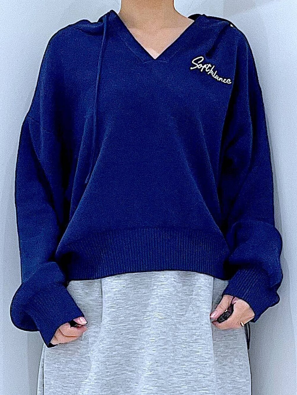 ブルー系のショルダーバッグ、ブラック系のサンダル、グレー系のスカートを着用したレディースの春コーディネートの7枚目の写真