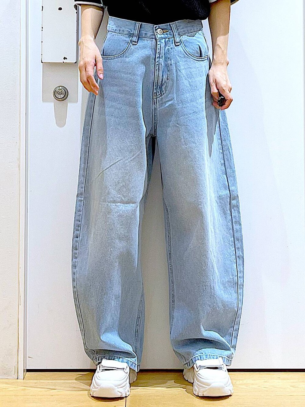 ホワイト系のスニーカー、ブルー系のデニムパンツ、グレー系のショルダーバッグを着用したレディースの夏コーディネートの8枚目の写真