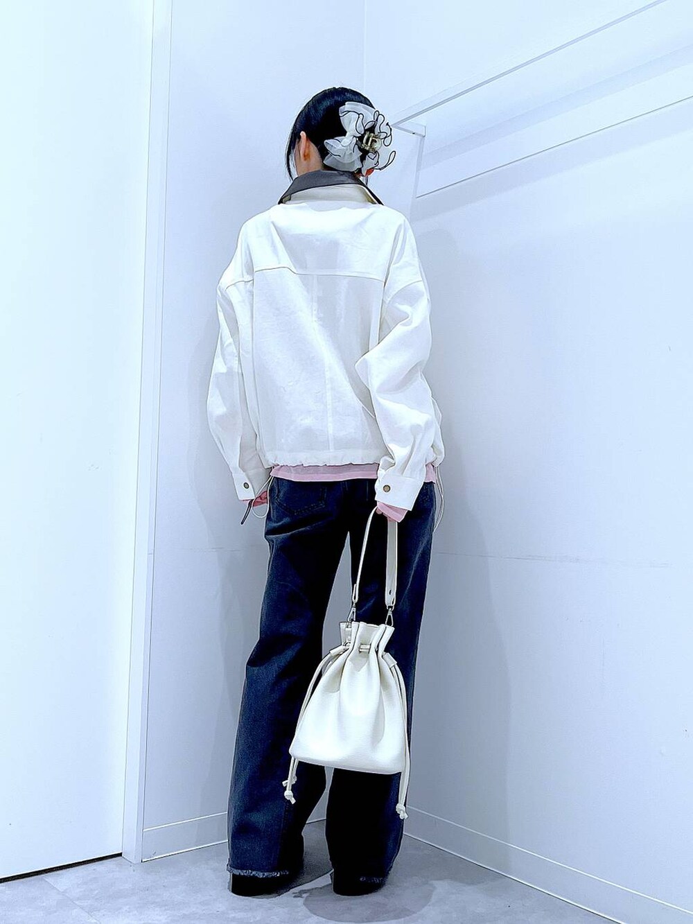 ピンク系のTシャツ/カットソー、ブラック系のデニムパンツ、ホワイト系のショルダーバッグを着用したレディースの春コーディネートの5枚目の写真