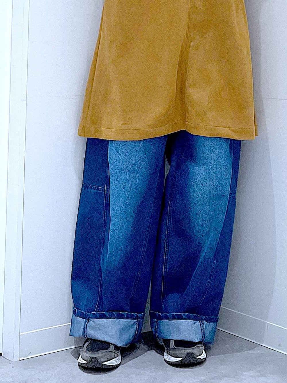 ブラック系のボストンバッグ、ホワイト系のニット/セーター、イエロー系のワンピースを着用したレディースの春コーディネートの8枚目の写真