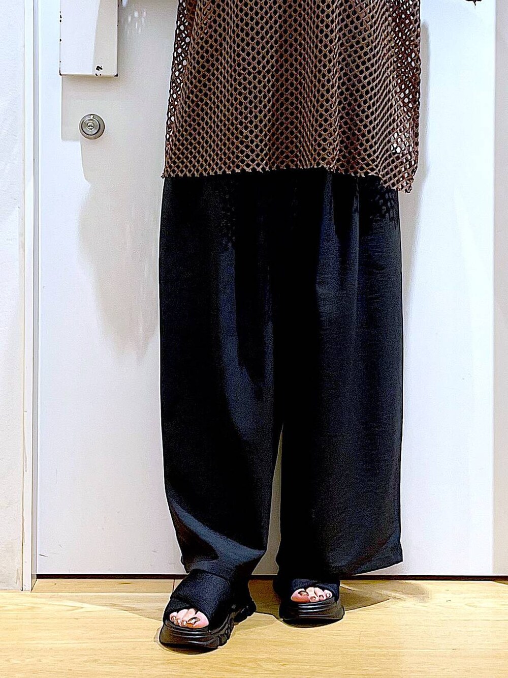 ブラック系のトートバッグ、ブラック系のニット/セーター、ブラック系のサンダルを着用したレディースの夏コーディネートの8枚目の写真