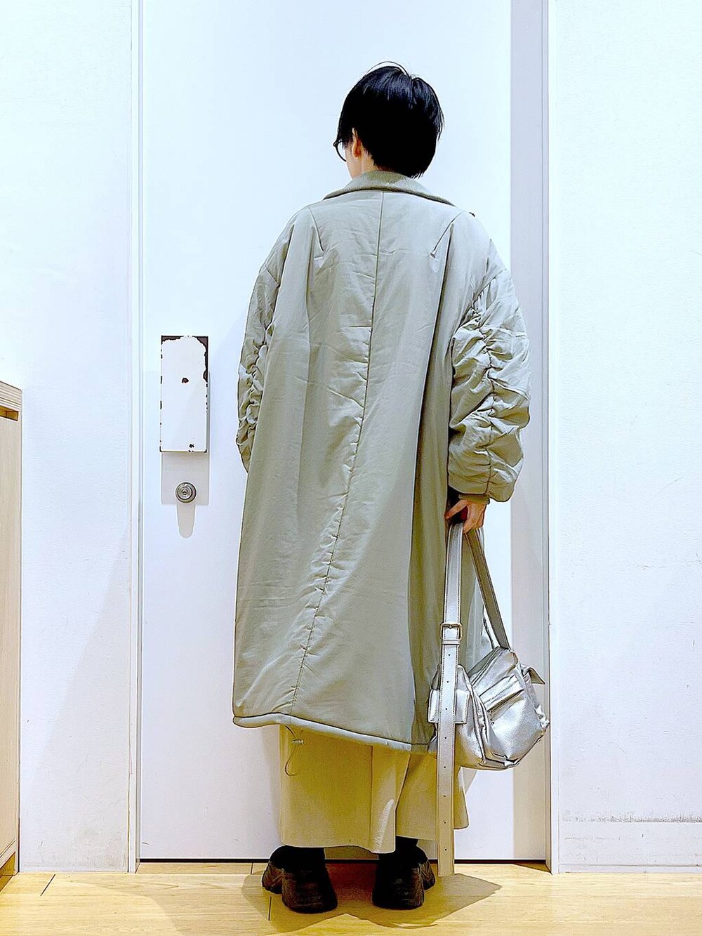 「リラックス、若見え、ゆったり、休日コーデ、骨格ウェーブ、LAKOLE、コート、冬アウター、カジュアルコーデ、おでかけ、ショルダーバッグ、ブーツ、メガネ、シンプルコーデ、ロングコート」｜「LAKOLEのミリタリー中綿コート / 135661（ミリタリージャケット、グリーン系）」を使った、あおき@LAKOLE海老名さん（レディース・156cm）の冬コーディネートの5枚目の写真