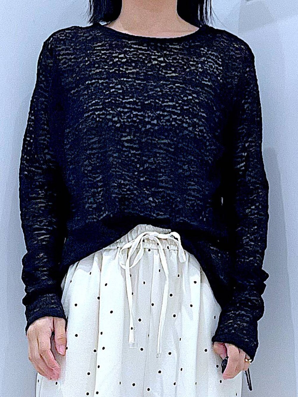 その他のその他パンツ、ブラック系のトートバッグ、ブラック系のTシャツ/カットソーを着用したレディースの夏コーディネートの7枚目の写真