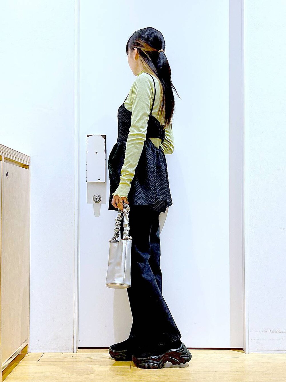 その他のショルダーバッグ、グレー系のデニムパンツ、グリーン系のTシャツ/カットソーを着用したレディースの春コーディネートの3枚目の写真