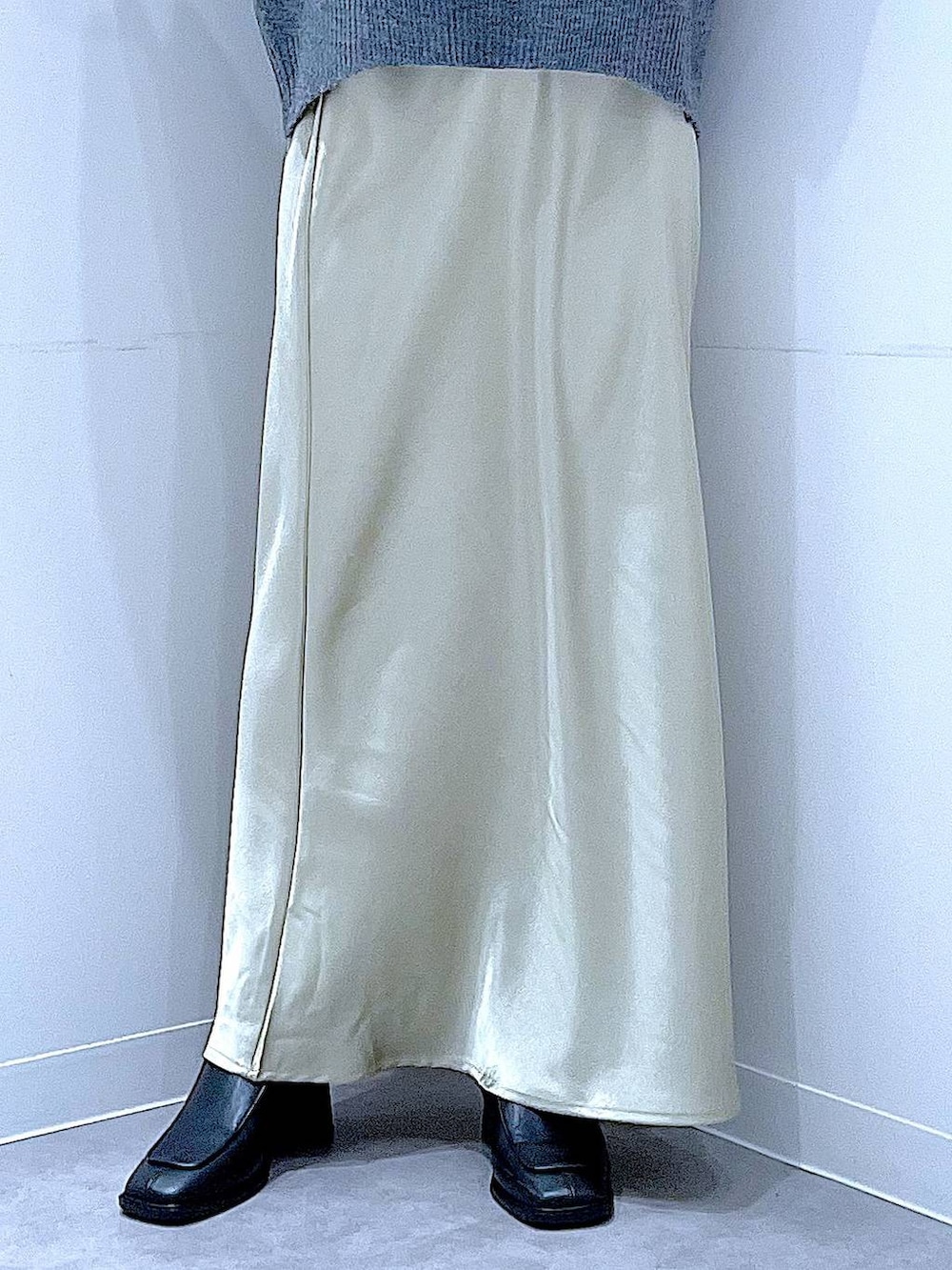 ブラック系のブーツ、グレー系のニット/セーター、ホワイト系のショルダーバッグを着用したレディースの冬コーディネートの8枚目の写真