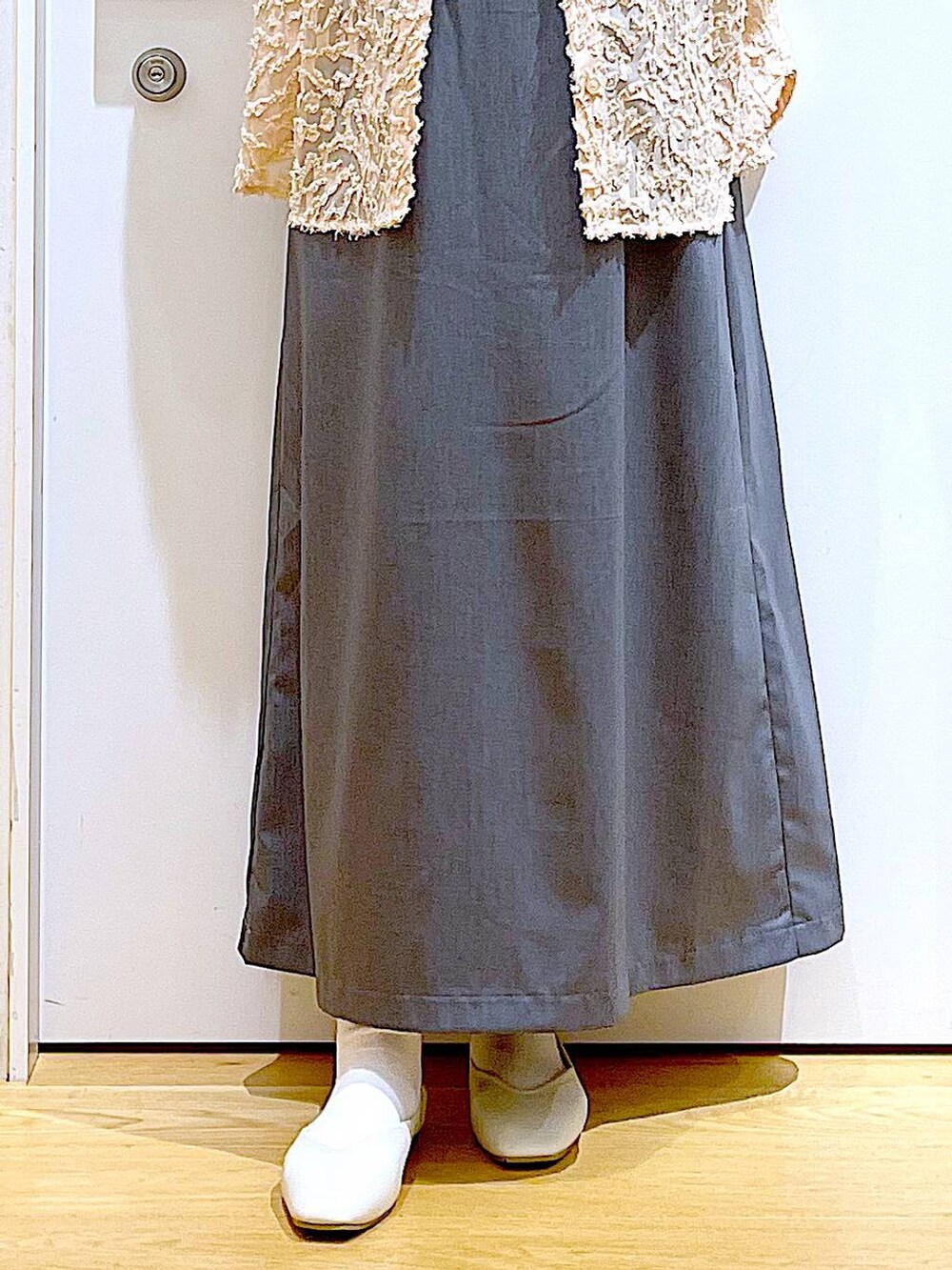 ホワイト系のボストンバッグ、ホワイト系のパンプス、ピンク系のシャツ/ブラウスを着用したレディースの春コーディネートの8枚目の写真