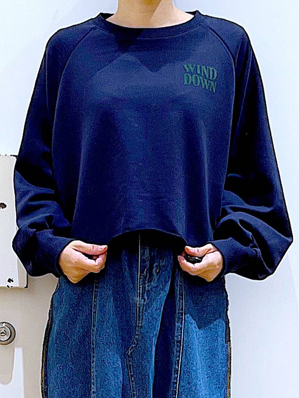 ブルー系のデニムスカート、ブラック系のブーツ、グレー系のショルダーバッグを着用したレディースの冬コーディネートの7枚目の写真