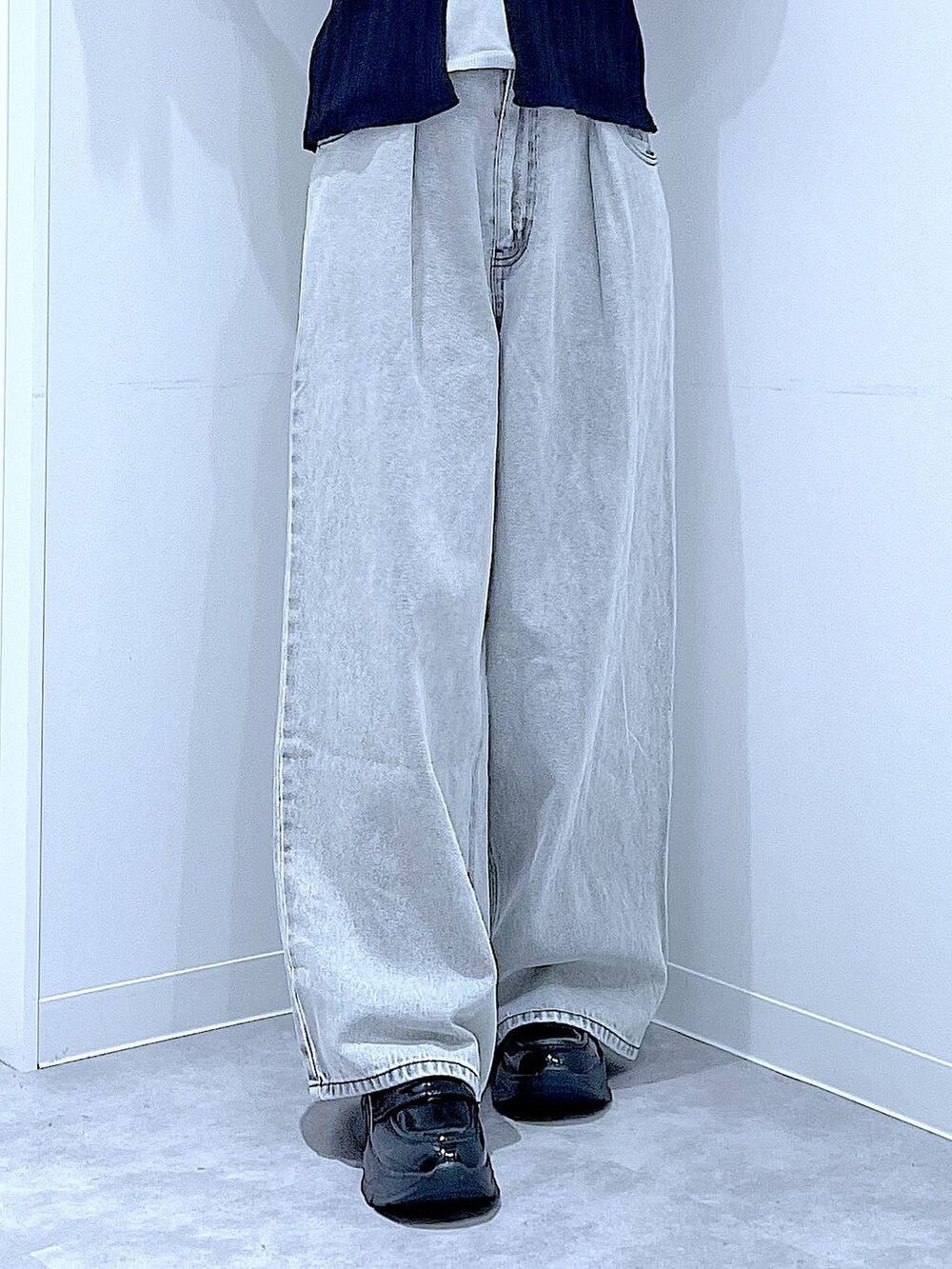 ブラック系のローファー、ホワイト系のハンドバッグ、ブラック系のニット/セーターを着用したレディースの秋コーディネートの8枚目の写真