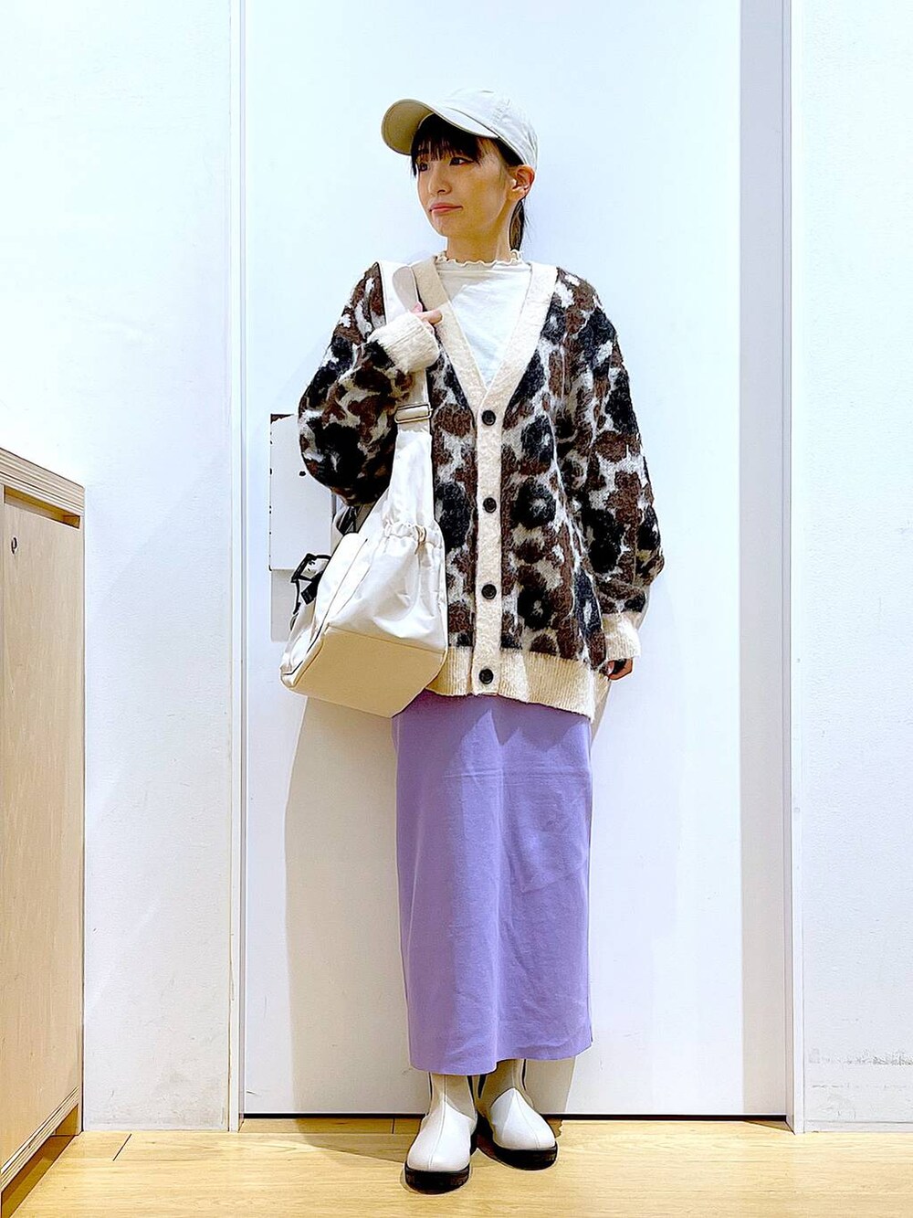 ホワイト系のTシャツ/カットソー、ベージュ系のブーツ、ベージュ系のショルダーバッグを着用したレディースの冬コーディネートの2枚目の写真