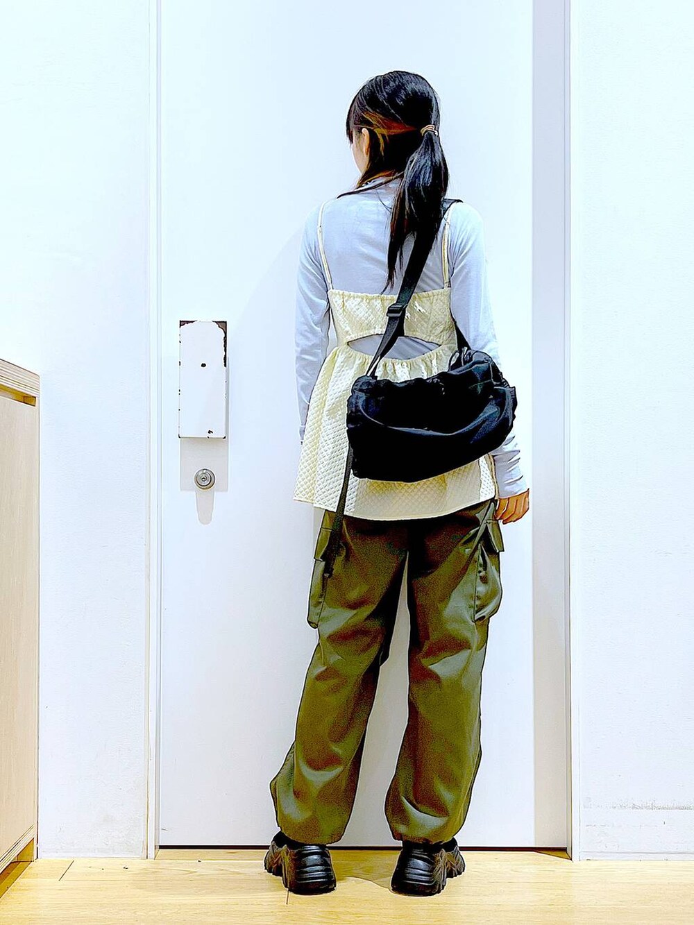 ブルー系のTシャツ/カットソー、グリーン系のカーゴパンツ、ブラック系のスニーカーを着用したレディースの春コーディネートの5枚目の写真