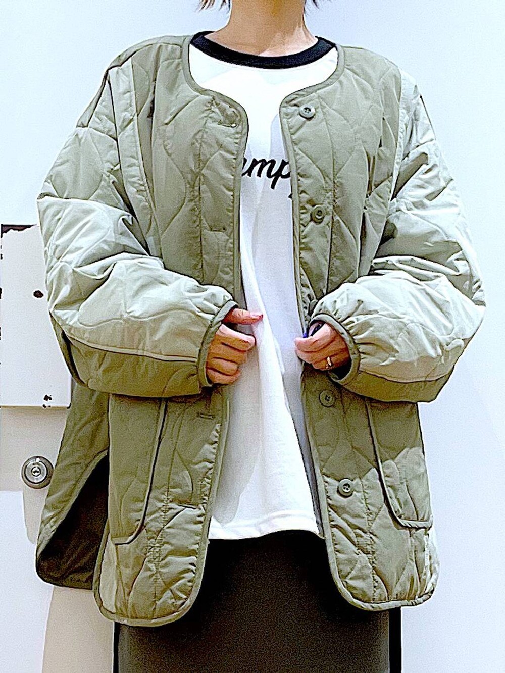 シルバー系のトートバッグ、グレー系のスカート、ブラック系のブーツを着用したレディースの秋コーディネートの7枚目の写真