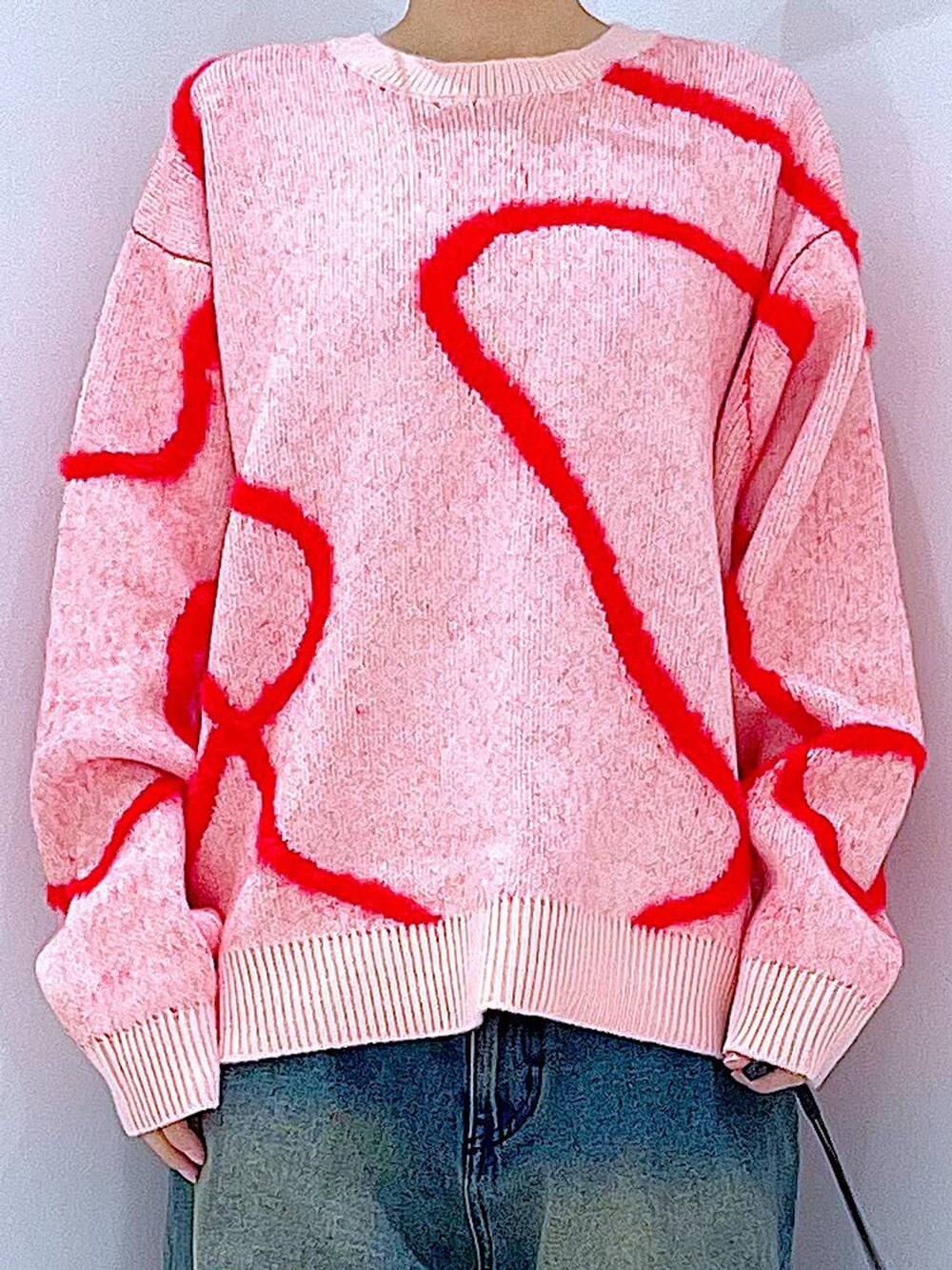 ブルー系のデニムパンツ、ブラック系のブーツ、ベージュ系のハンドバッグを着用したレディースの冬コーディネートの7枚目の写真