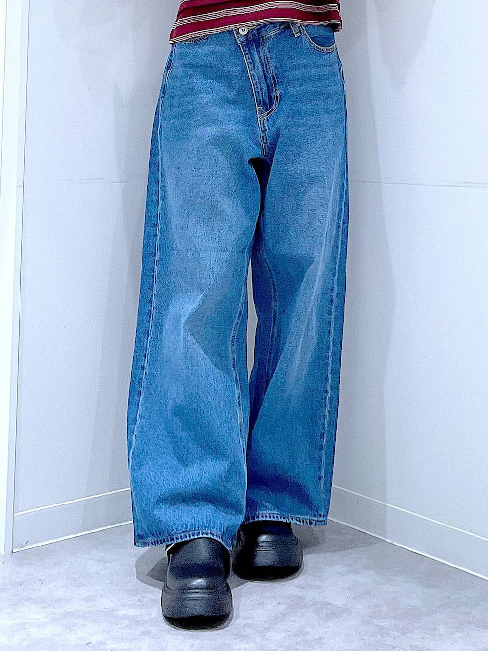 ブルー系のデニムパンツ、レッド系のTシャツ/カットソー、ブラック系のその他シューズを着用したレディースの秋コーディネートの8枚目の写真