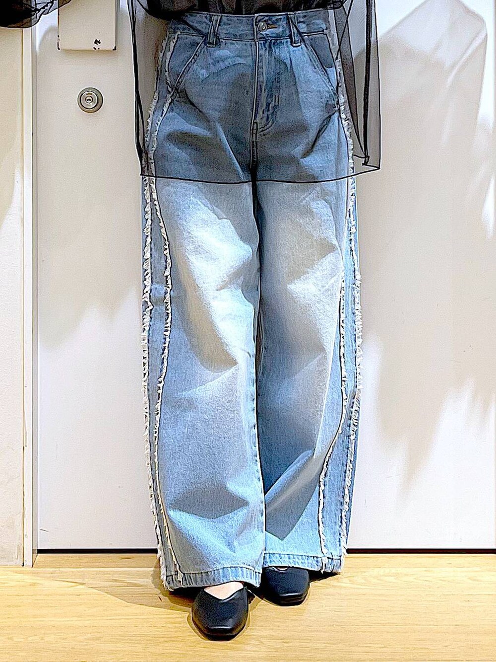 ブラック系のショルダーバッグ、ブラック系のパンプス、ブルー系のデニムパンツを着用したレディースの春コーディネートの8枚目の写真