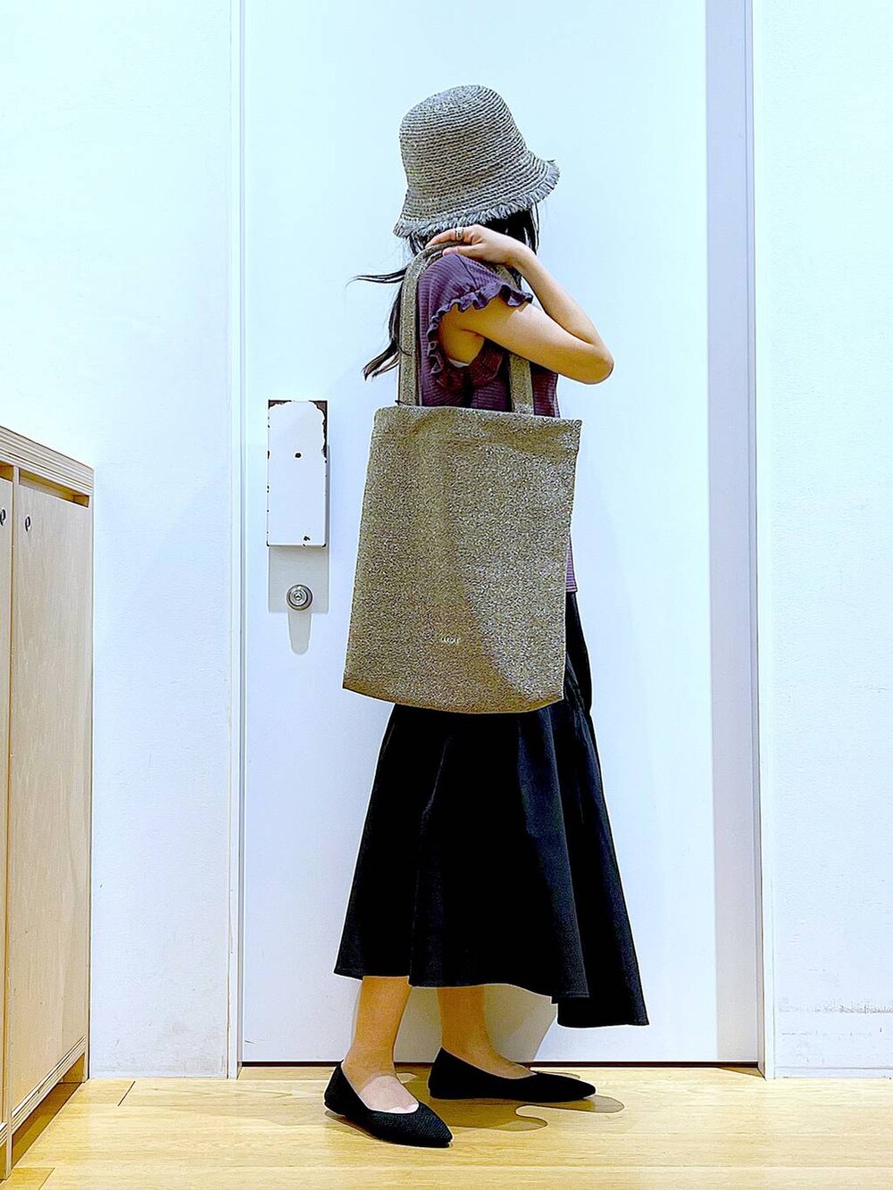 ブラック系のパンプス、ブラウン系のTシャツ/カットソー、ブラック系のスカートを着用したレディースの夏コーディネートの4枚目の写真