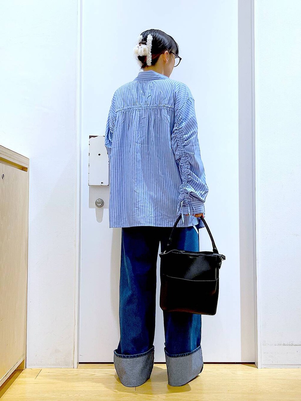 ブラック系のローファー、ブラック系のショルダーバッグ、ブルー系のシャツ/ブラウスを着用したレディースの秋コーディネートの5枚目の写真