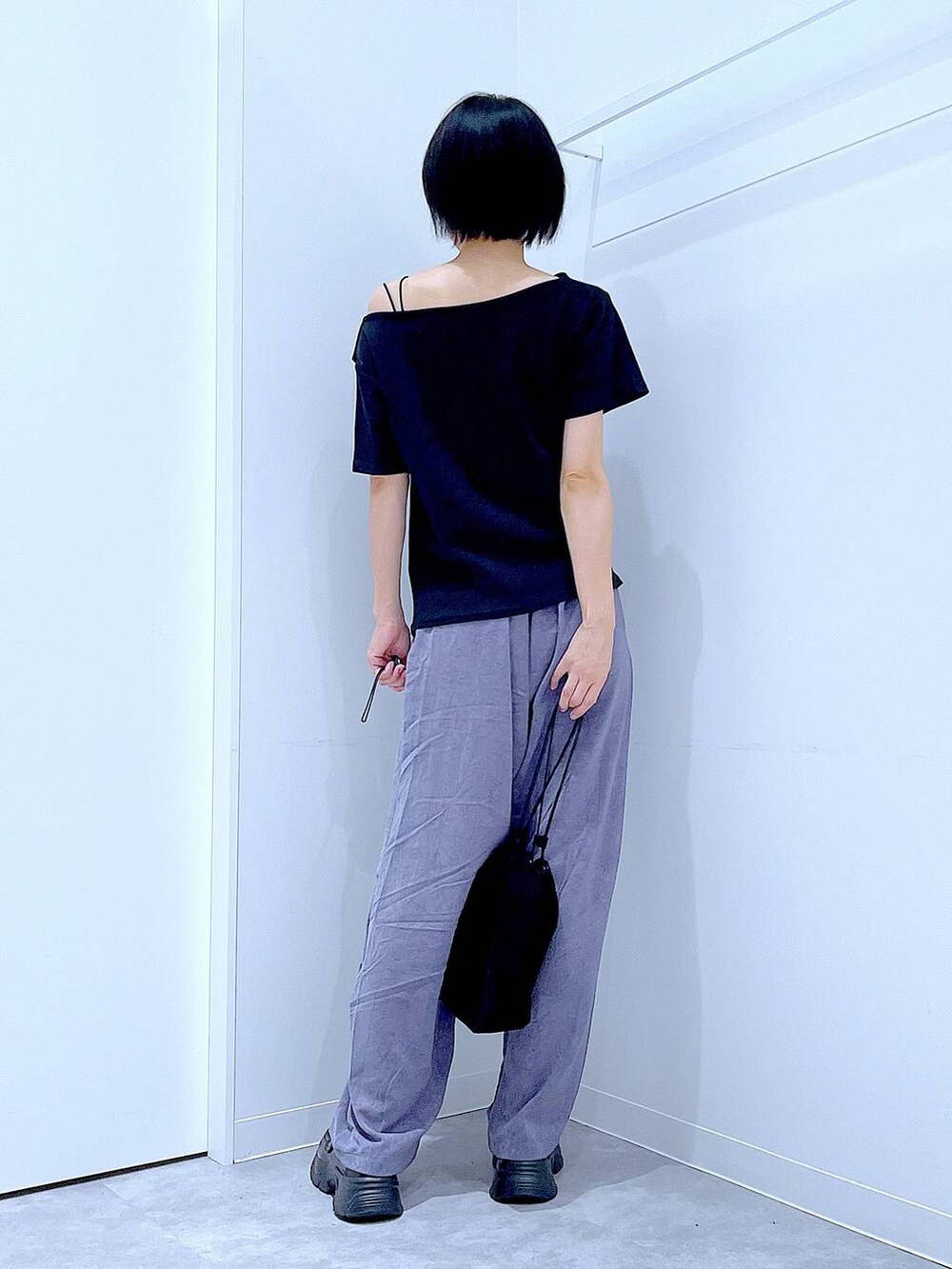 ブラック系のローファー、ブラック系のショルダーバッグ、パープル系のその他パンツを着用したレディースの夏コーディネートの5枚目の写真