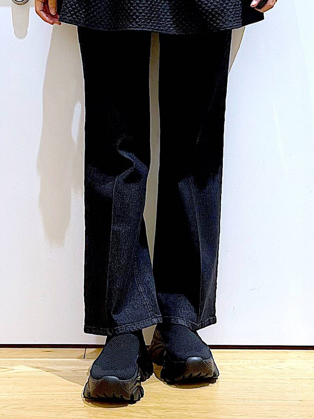 その他のショルダーバッグ、グレー系のデニムパンツ、グリーン系のTシャツ/カットソーを着用したレディースの春コーディネートの8枚目の写真