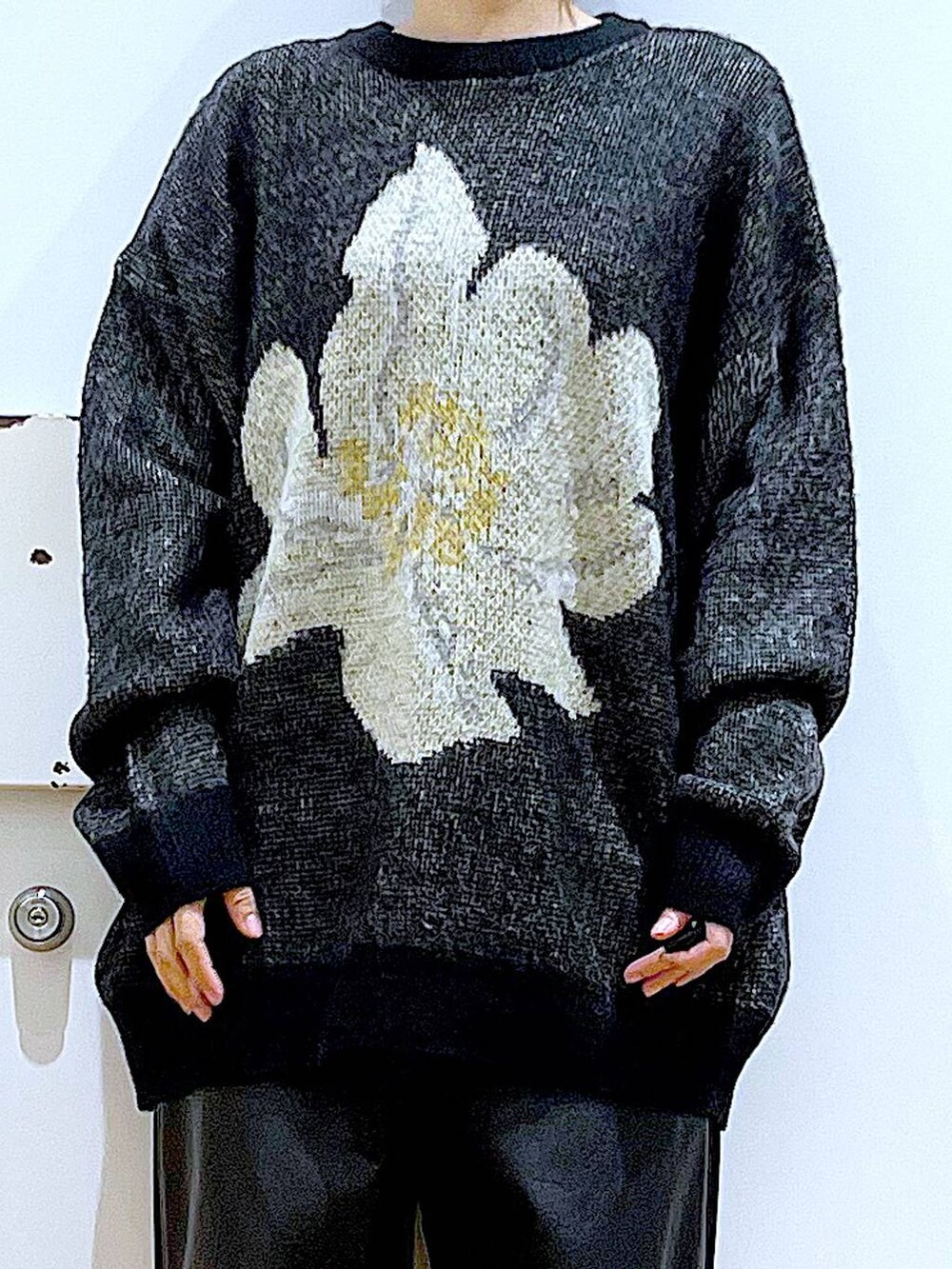 ブラック系のブーツ、ブラック系のその他パンツ、シルバー系のショルダーバッグを着用したレディースの冬コーディネートの7枚目の写真