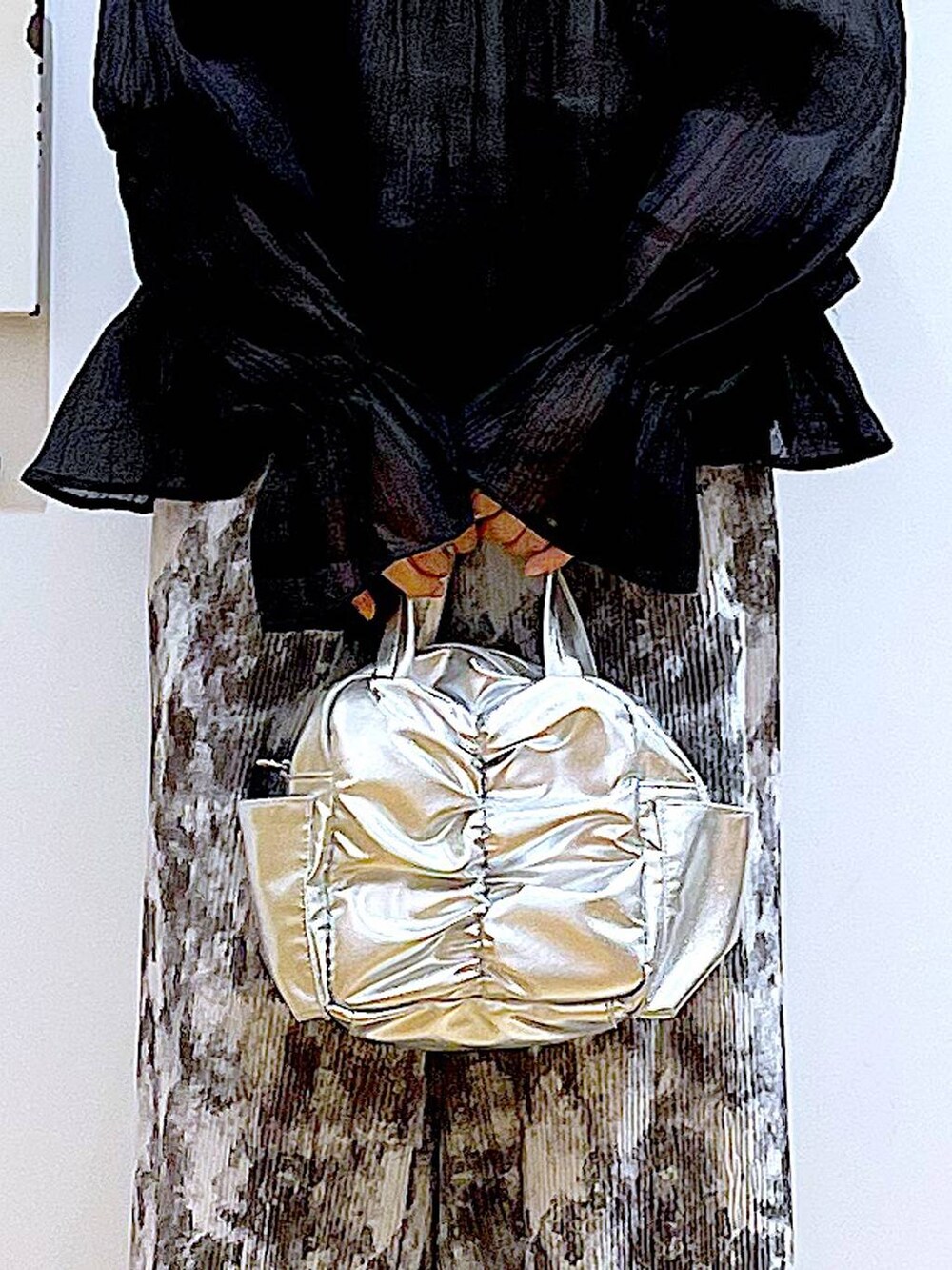 ブラック系のパンプス、その他のショルダーバッグ、ブラック系のシャツ/ブラウスを着用したレディースの夏コーディネートの9枚目の写真