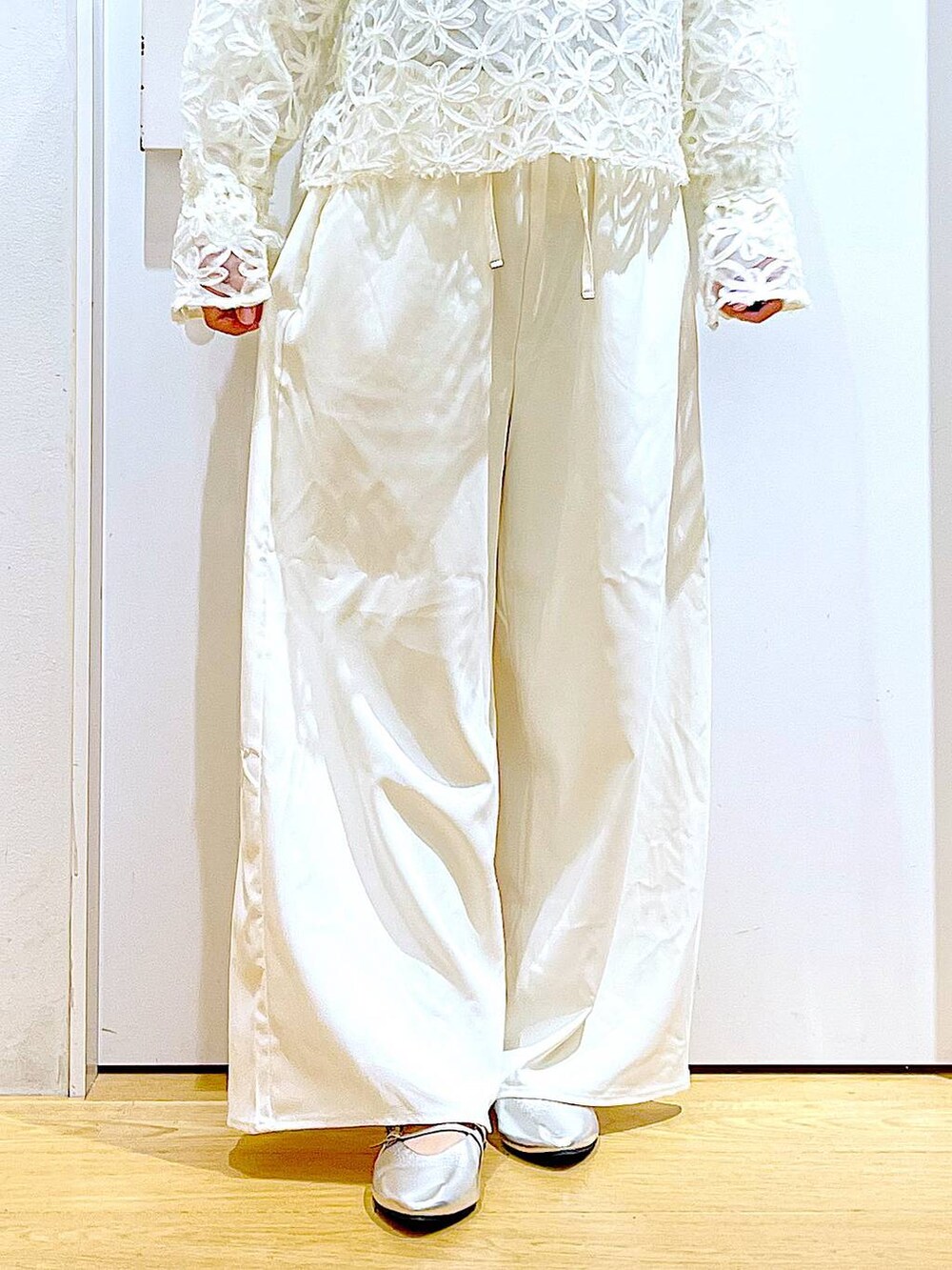 シルバー系のショルダーバッグ、ホワイト系のその他パンツ、シルバー系のパンプスを着用したレディースの秋コーディネートの8枚目の写真