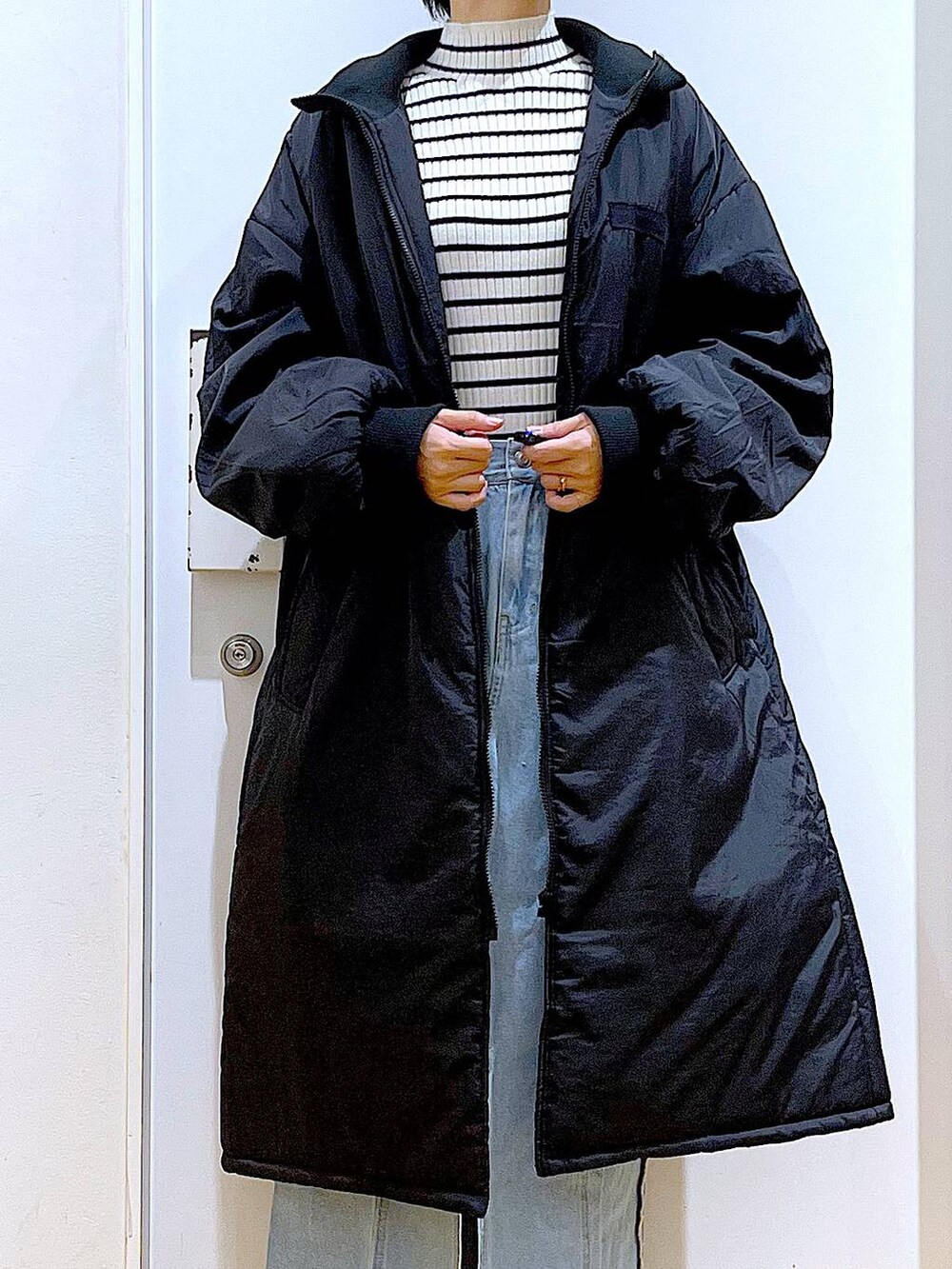 「リラックス、若見え、ゆったり、休日コーデ、骨格ウェーブ、LAKOLE、コート、冬コーデ、冬アウター、カジュアル、スカート、ニット、ボーダー、ショルダーバッグ、ブーツ」｜「LAKOLEの12ゲージリブモックネックプルオーバー / 116703（ニット/セーター、その他）」を使った、あおき@LAKOLE海老名さん（レディース・156cm）の冬コーディネートの7枚目の写真