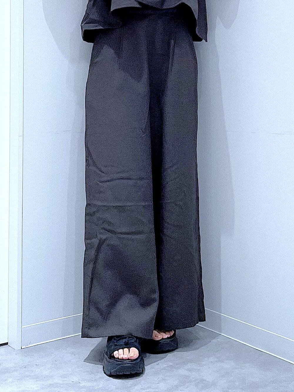 ブラック系のスニーカー、ブラック系のつなぎ/オールインワン、パープル系のTシャツ/カットソーを着用したレディースの秋コーディネートの8枚目の写真