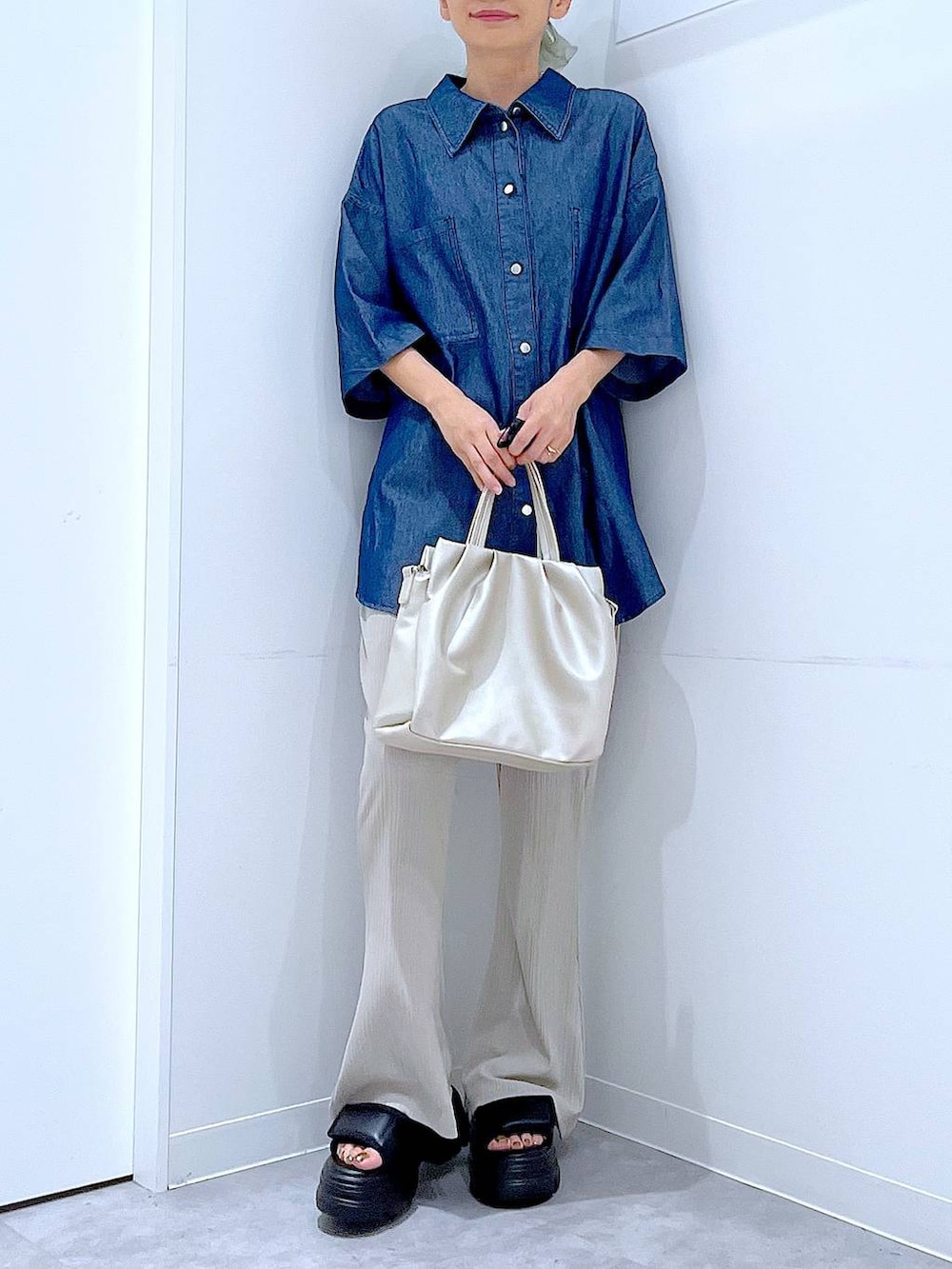 ベージュ系のその他パンツ、ブラック系のサンダル、ブルー系のシャツ/ブラウスを着用したレディースの夏コーディネートの6枚目の写真