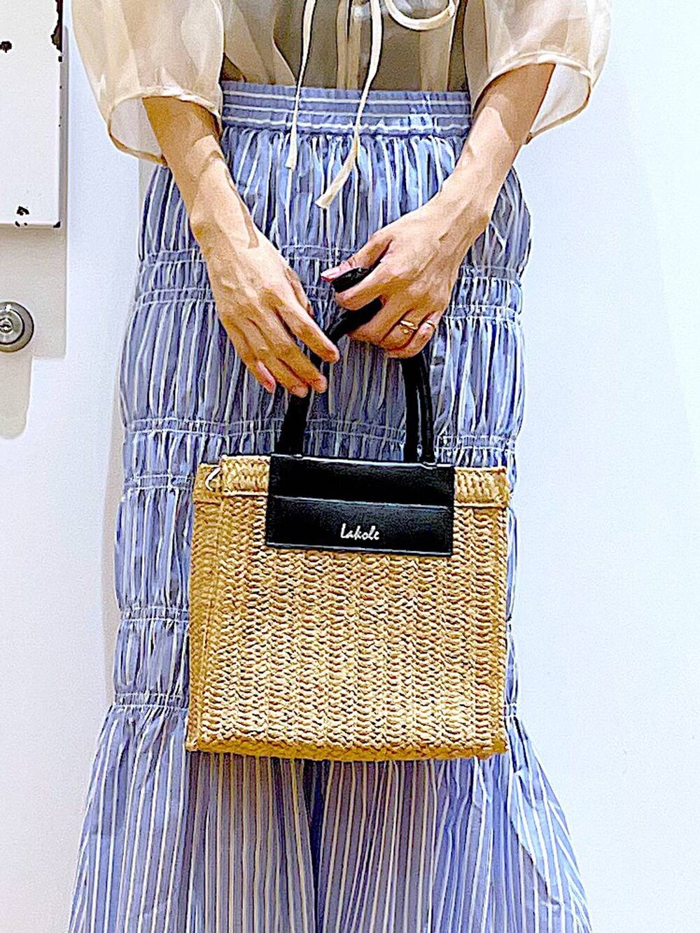 ブラック系のサンダル、その他のスカート、ブラック系のニット/セーターを着用したレディースの夏コーディネートの9枚目の写真