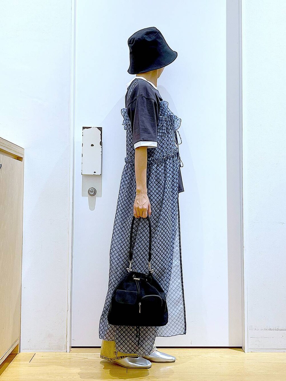 ベージュ系のデニムパンツ、シルバー系のパンプス、ブルー系のワンピースを着用したレディースの夏コーディネートの4枚目の写真