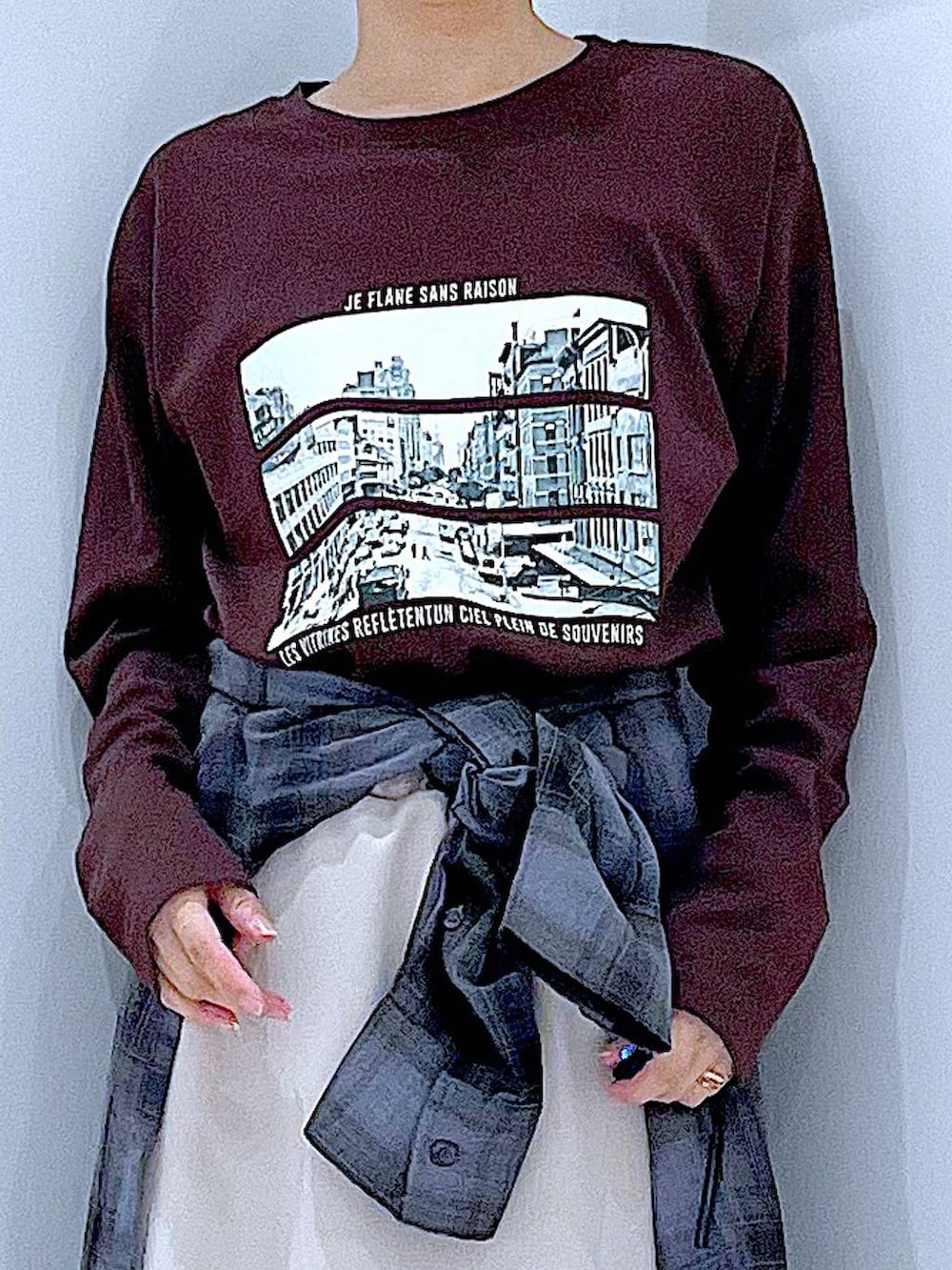 グレー系のシャツ/ブラウス、ブラウン系のTシャツ/カットソー、グレー系のスカートを着用したレディースの秋コーディネートの7枚目の写真