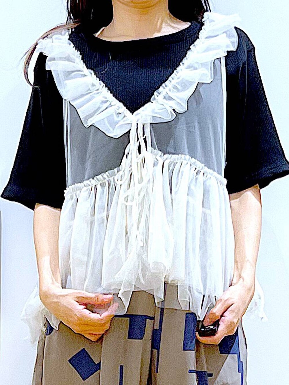 シルバー系のトートバッグ、グレー系のその他パンツ、ブラック系のサンダルを着用したレディースの夏コーディネートの7枚目の写真