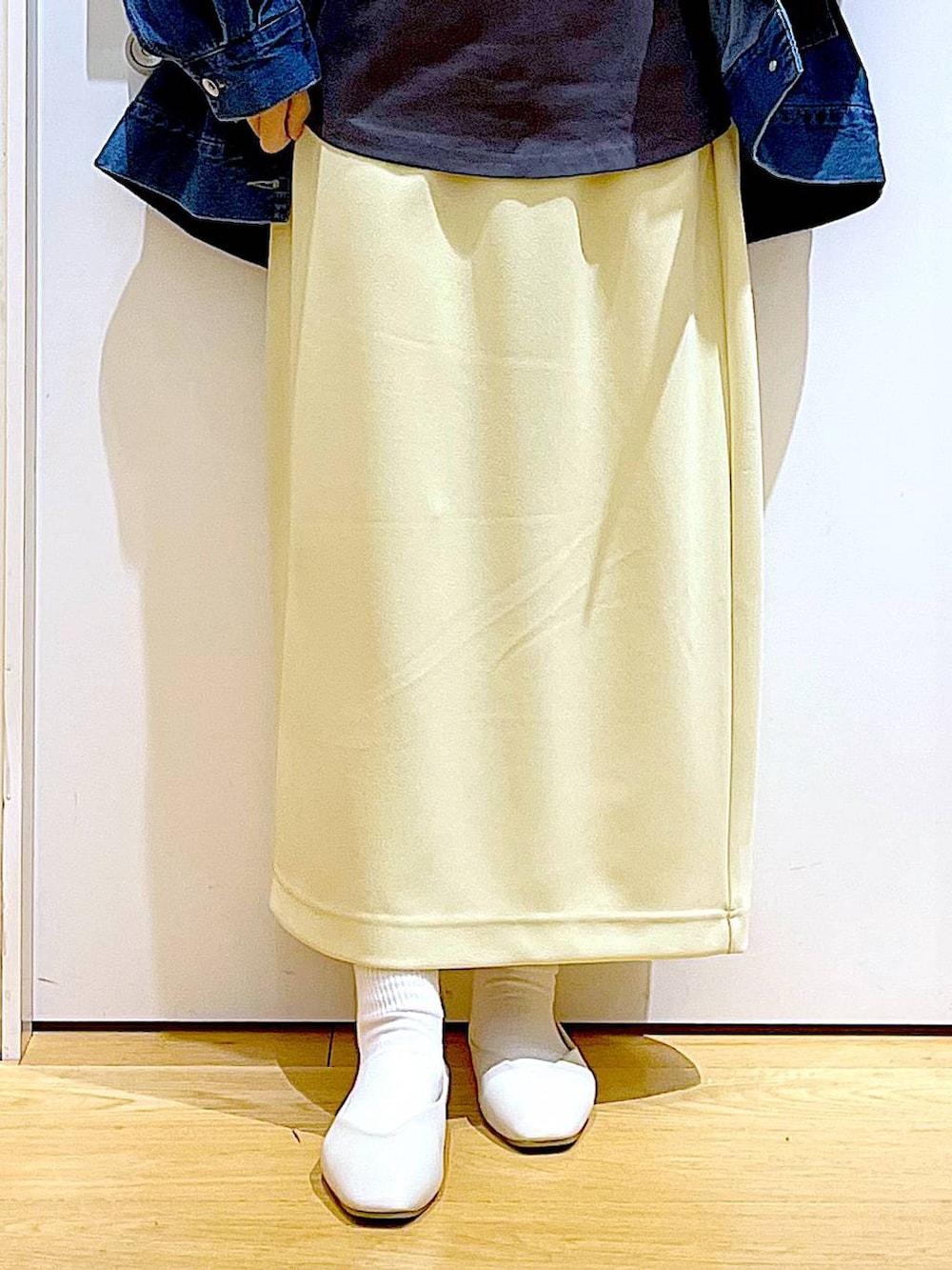 「リラックス、若見え、ゆったり、休日コーデ、骨格ウェーブ、LAKOLE、ロンT、シンプル、シンプルコーデ、カジュアルコーデ、スカート、デニムジャケット、春コーデ、春アウター、楽ちんコーデ」｜「LAKOLEのエナメルスクエアボストンバッグ / 283535（ボストンバッグ、ホワイト系）」を使った、あおき@LAKOLE海老名さん（レディース・156cm）の春コーディネートの8枚目の写真