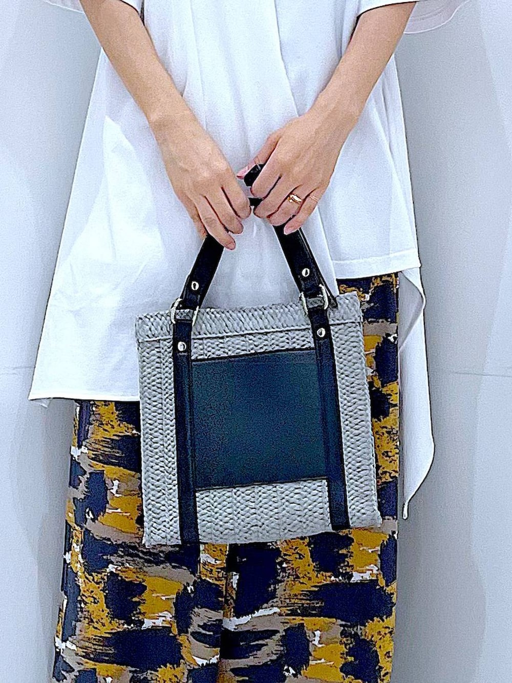 グレー系のその他パンツ、グレー系のショルダーバッグ、ブラック系のサンダルを着用したレディースの夏コーディネートの9枚目の写真