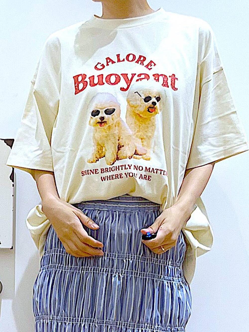 ブラック系のサンダル、その他のスカート、ブラック系のハンドバッグを着用したレディースの夏コーディネートの7枚目の写真