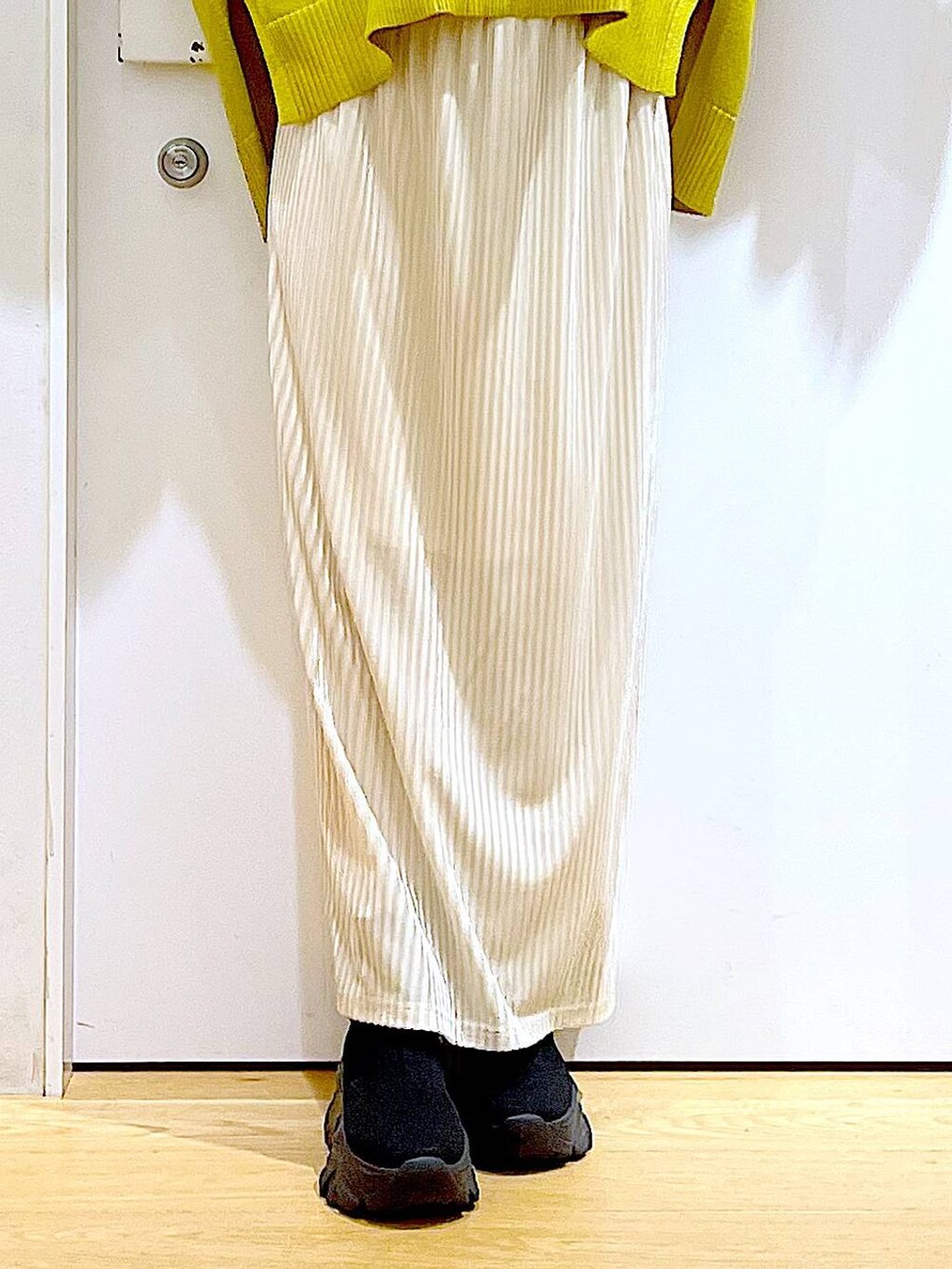 その他のショルダーバッグ、ホワイト系のスカート、ブラック系のブーツを着用したレディースの冬コーディネートの8枚目の写真