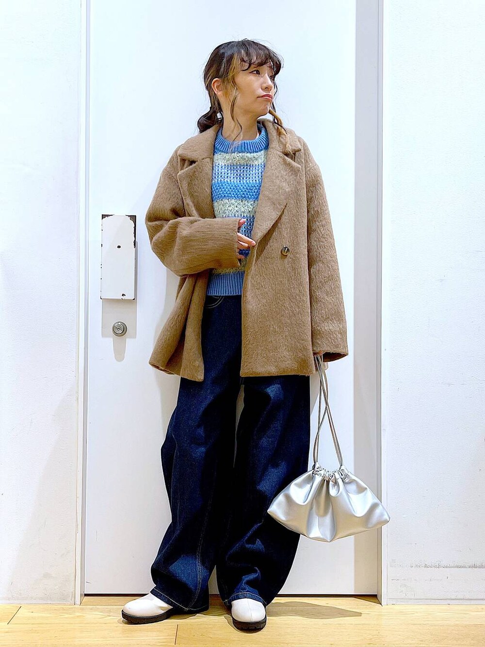 「LAKOLE、リラックス、若見え、ゆったり、休日コーデ、骨格ウェーブ、アウター、ジャケット、ニット、デニムパンツ、カジュアル、ショルダーバッグ、ブーツ、冬コーデ、テーマパーク」｜「LAKOLEのタンクソールチェルシーブーツ / 969390（ブーツ、ベージュ系）」を使った、あおき@LAKOLE海老名さん（レディース・156cm）の冬コーディネートの2枚目の写真