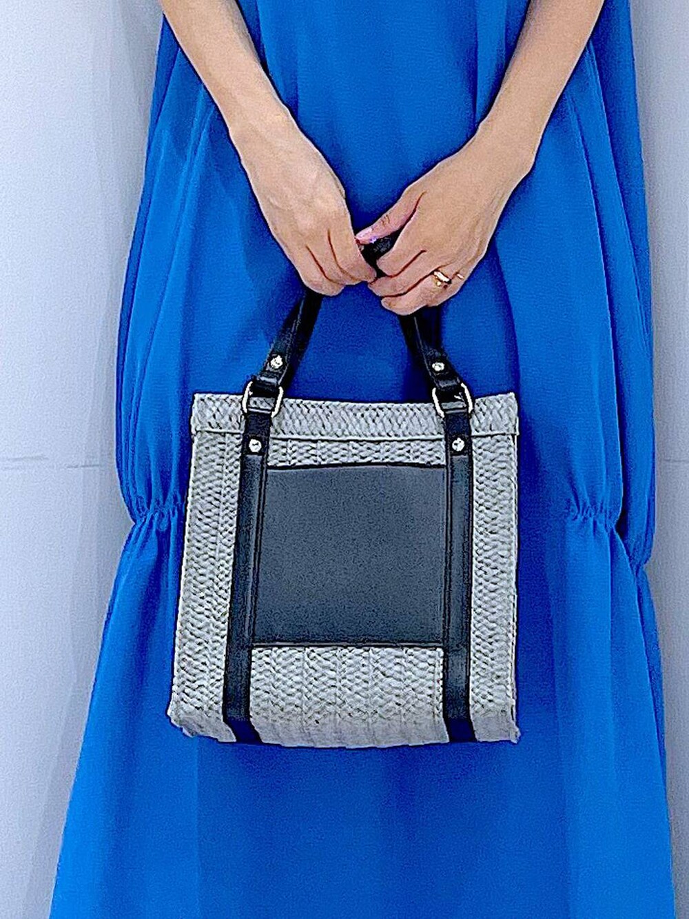 グレー系のショルダーバッグ、ホワイト系のサンダル、その他のその他パンツを着用したレディースの夏コーディネートの9枚目の写真