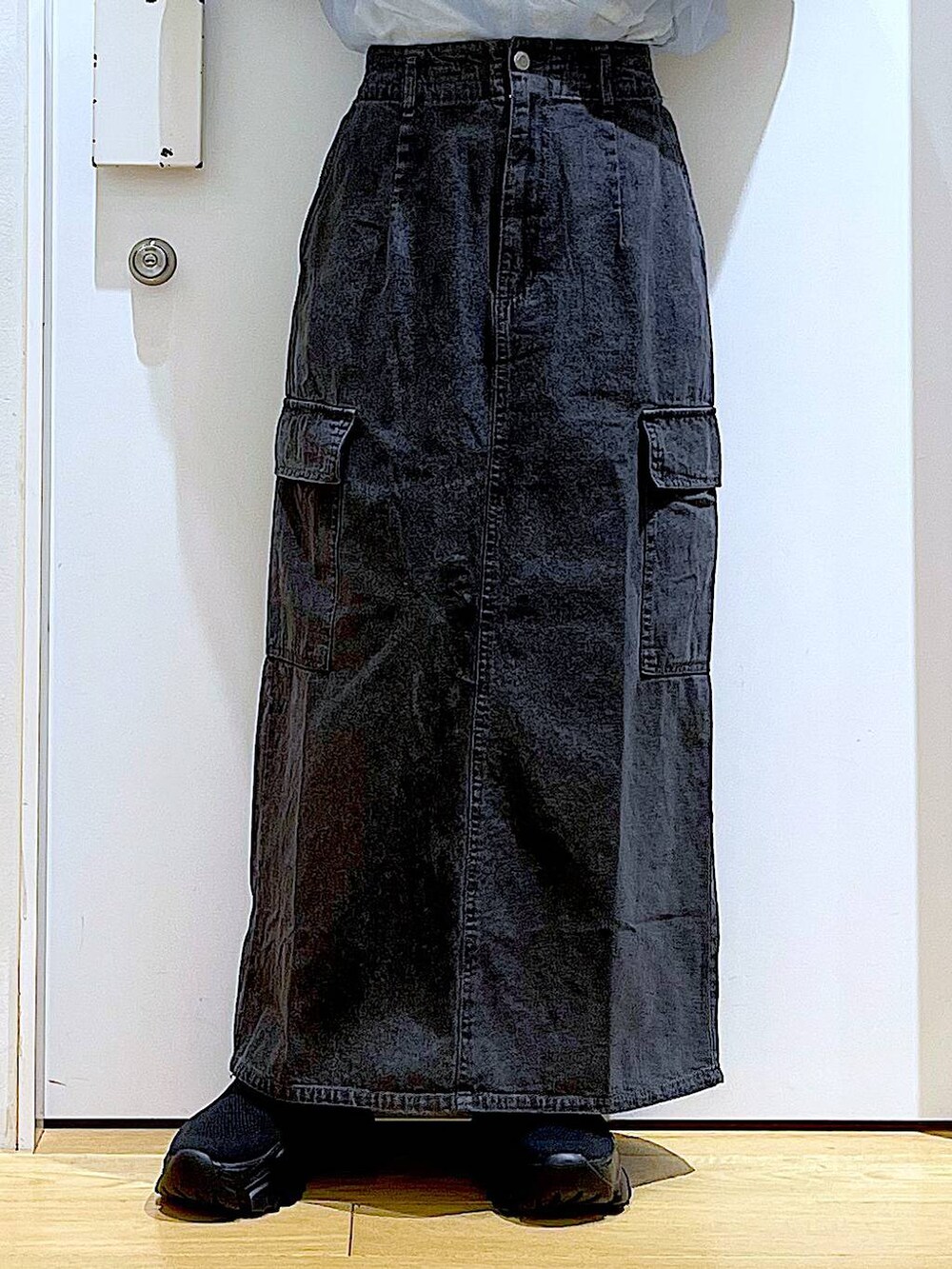 グレー系のデニムスカート、ブラック系のスニーカー、ブルー系のその他トップスを着用したレディースの春コーディネートの8枚目の写真