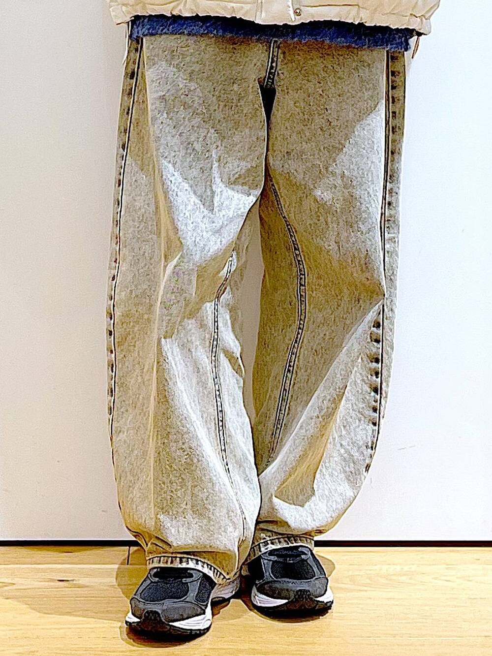 ベージュ系のブルゾン、ブラック系のショルダーバッグ、ベージュ系のデニムパンツを着用したレディースの冬コーディネートの8枚目の写真