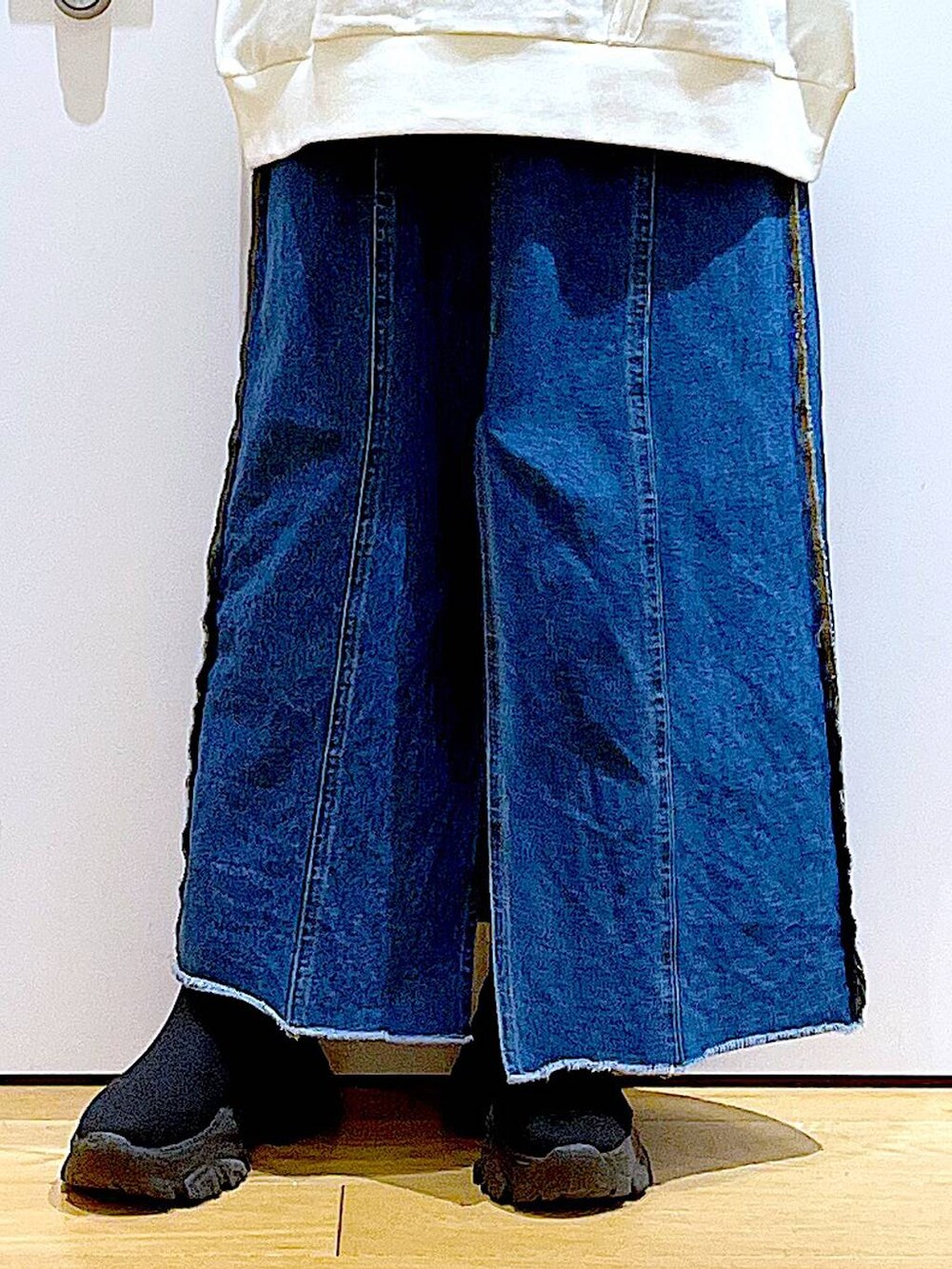 ブルー系のデニムスカート、グレー系のバックパック/リュック、ブラック系のブーツを着用したレディースの冬コーディネートの8枚目の写真