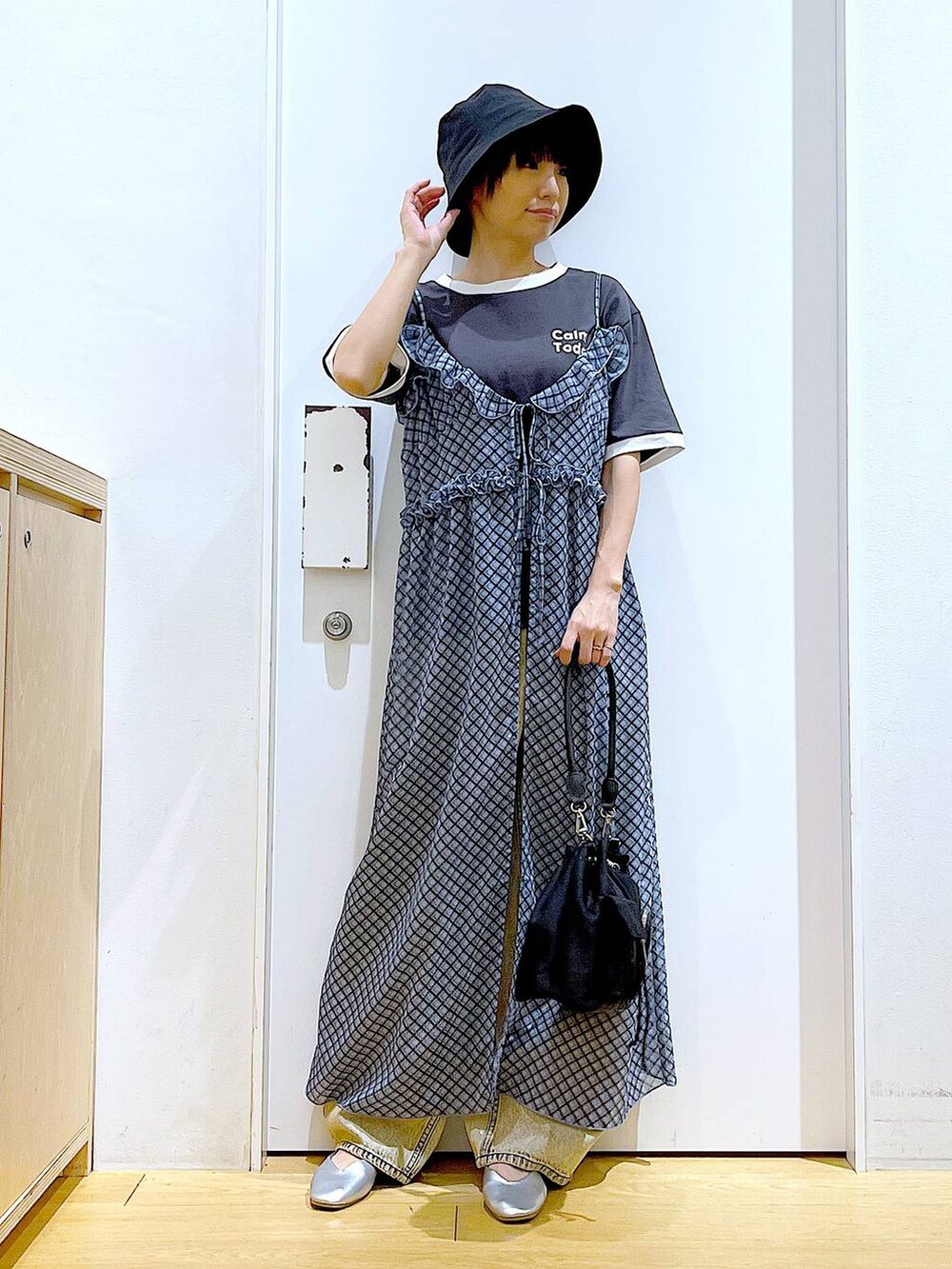 ベージュ系のデニムパンツ、シルバー系のパンプス、ブルー系のワンピースを着用したレディースの夏コーディネートの2枚目の写真