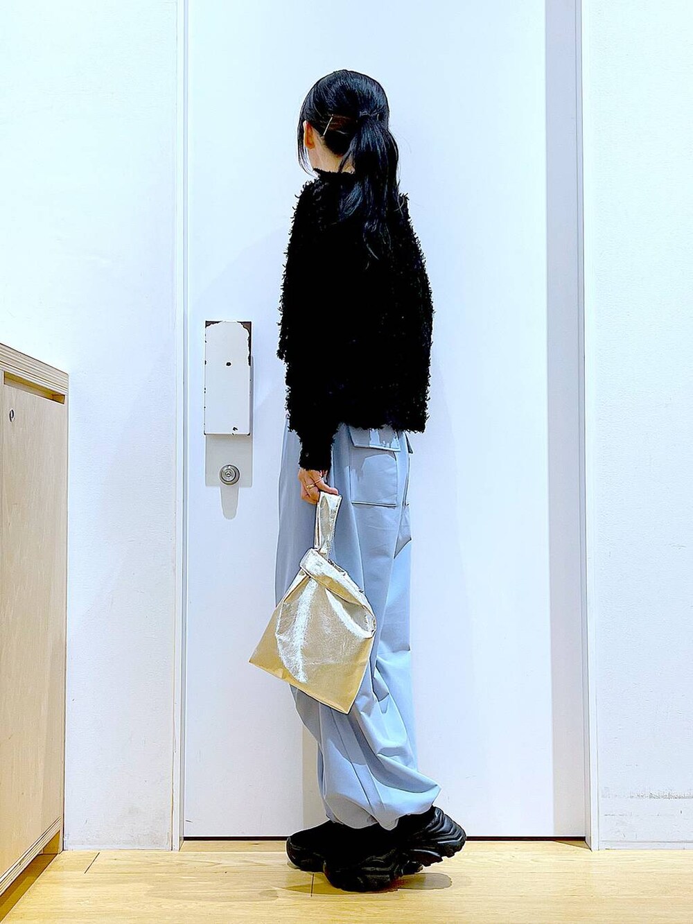 ブルー系のその他パンツ、ブラック系のシャツ/ブラウス、ブラック系のスニーカーを着用したレディースの春コーディネートの3枚目の写真