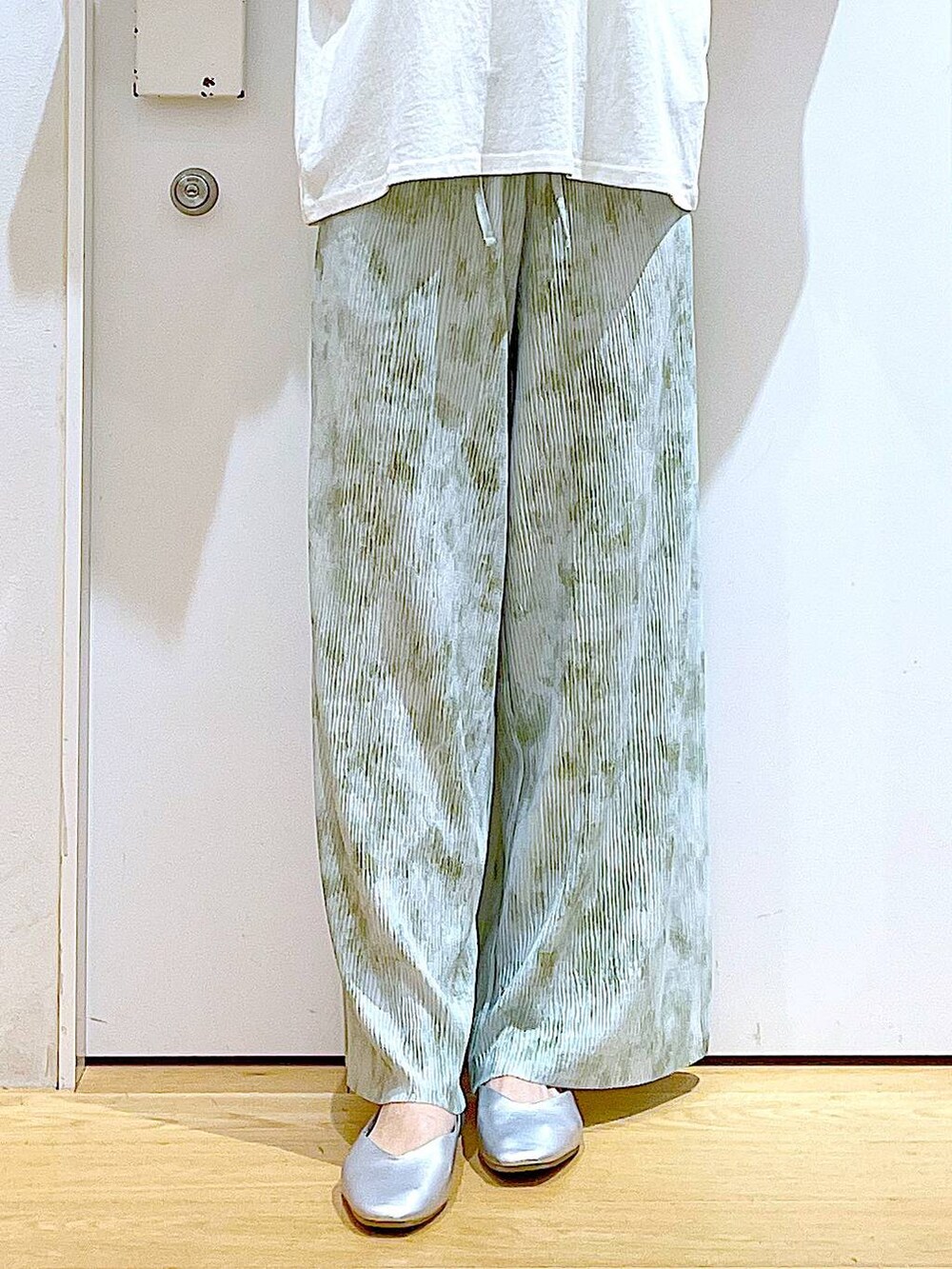 シルバー系のパンプス、その他のショルダーバッグ、グリーン系のその他パンツを着用したレディースの春コーディネートの8枚目の写真