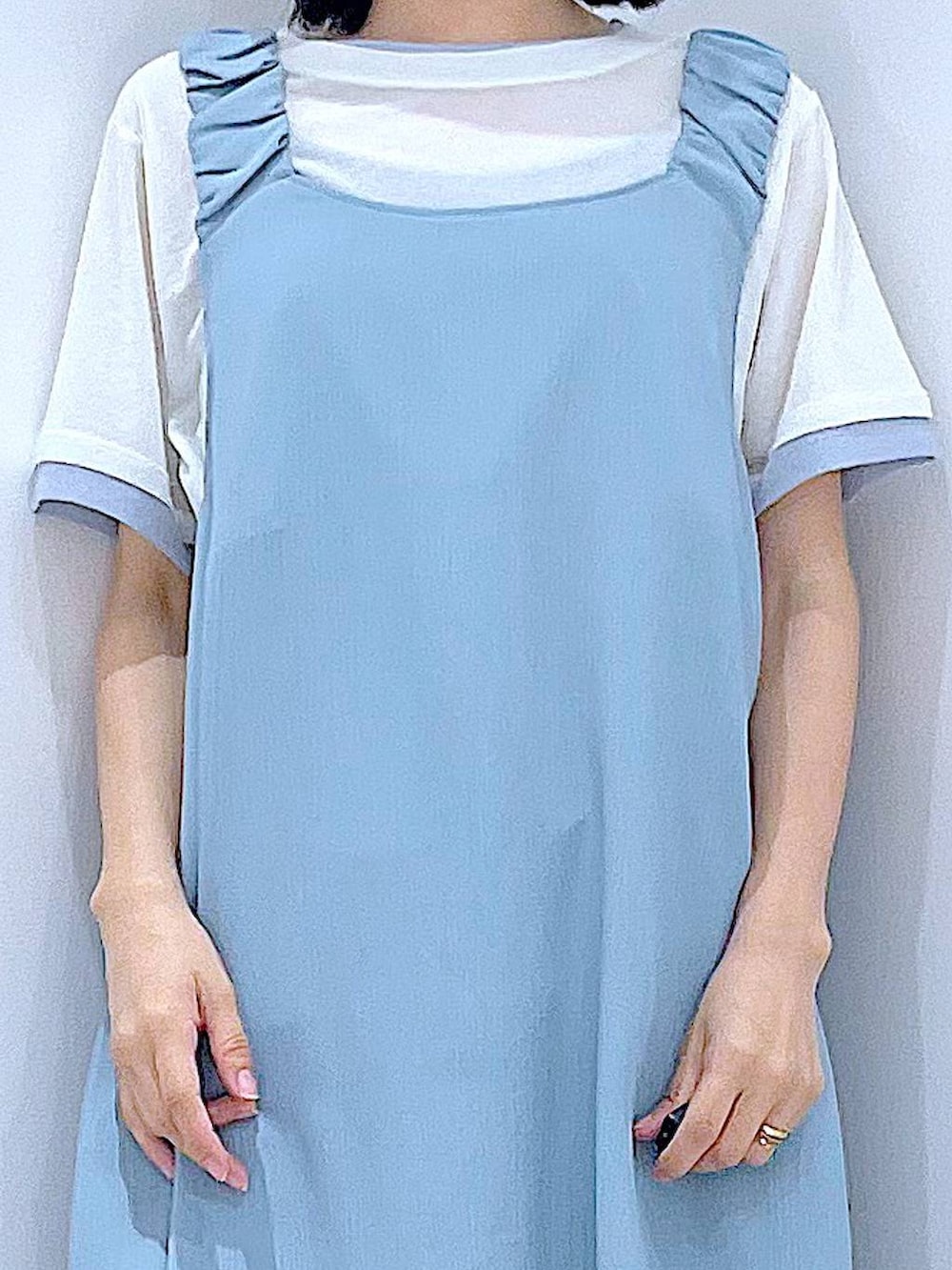 ホワイト系のTシャツ/カットソー、ホワイト系のサンダル、ホワイト系のショルダーバッグを着用したレディースの夏コーディネートの7枚目の写真