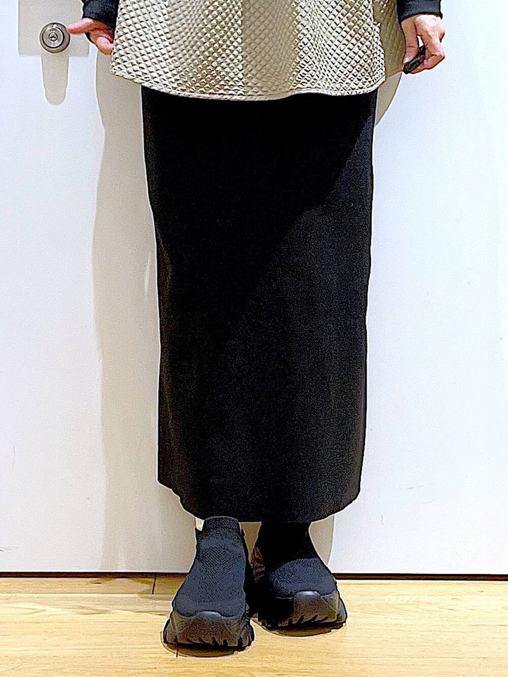 シルバー系のショルダーバッグ、ブラック系のTシャツ/カットソー、ブラック系のスニーカーを着用したレディースの春コーディネートの8枚目の写真