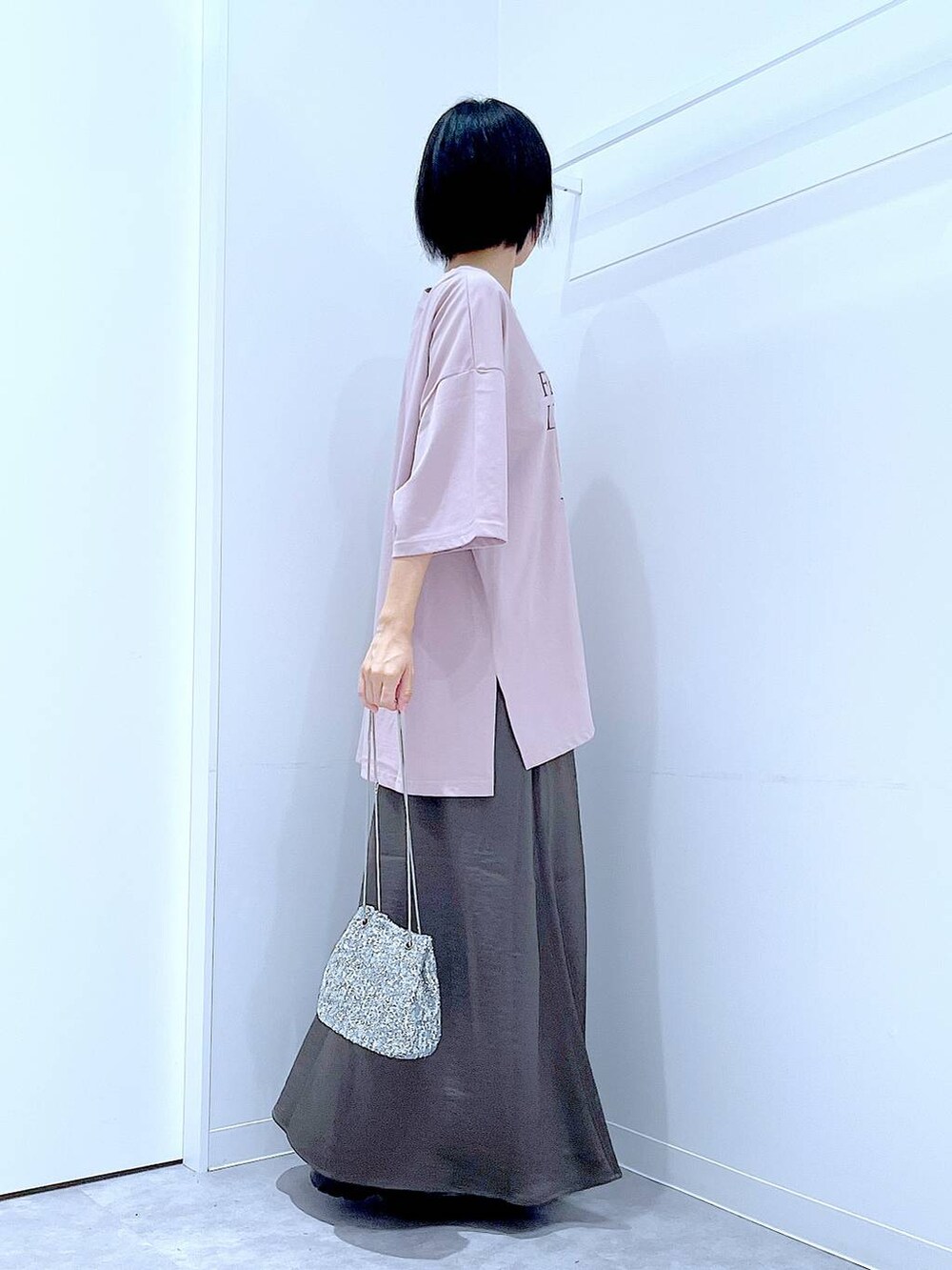 シルバー系のショルダーバッグ、ブラック系のローファー、ピンク系のTシャツ/カットソーを着用したレディースの秋コーディネートの4枚目の写真