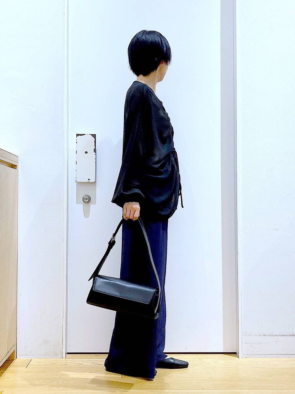 ブラック系のパンプス、ブラック系のショルダーバッグ、ブラック系のシャツ/ブラウスを着用したレディースの夏コーディネートの4枚目の写真