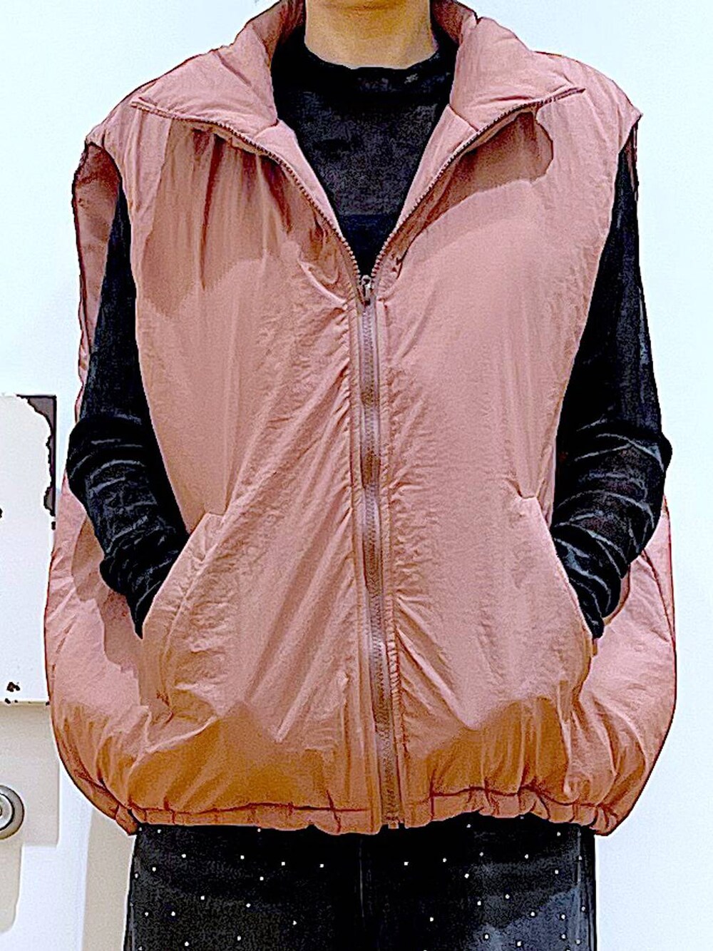 ブラウン系のベスト、ブラック系のトートバッグ、ブラック系のTシャツ/カットソーを着用したレディースの秋コーディネートの7枚目の写真