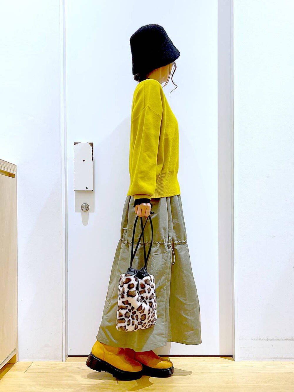 ブラック系のTシャツ/カットソー、その他のショルダーバッグ、ベージュ系のブーツを着用したレディースの冬コーディネートの4枚目の写真